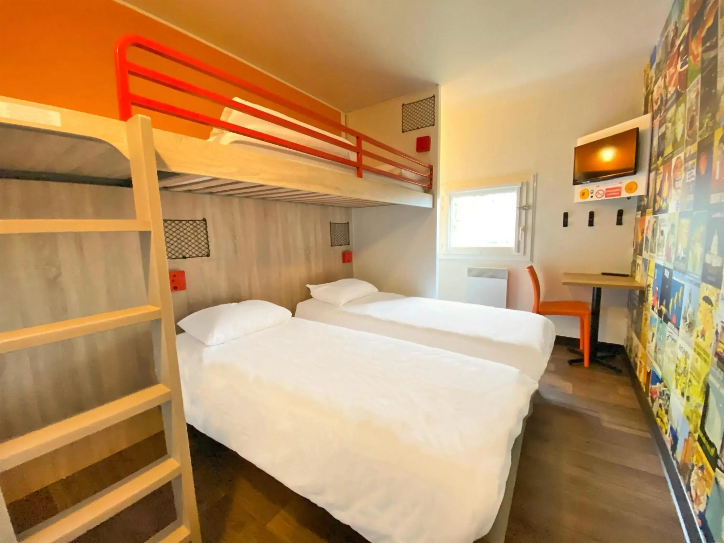 Break Room with Three Single Bunk Beds and Shared Bathroom in hotelF1 Laval Break Room with Three Single Bunk Beds and Shared Bathroom in hotelF1 Laval