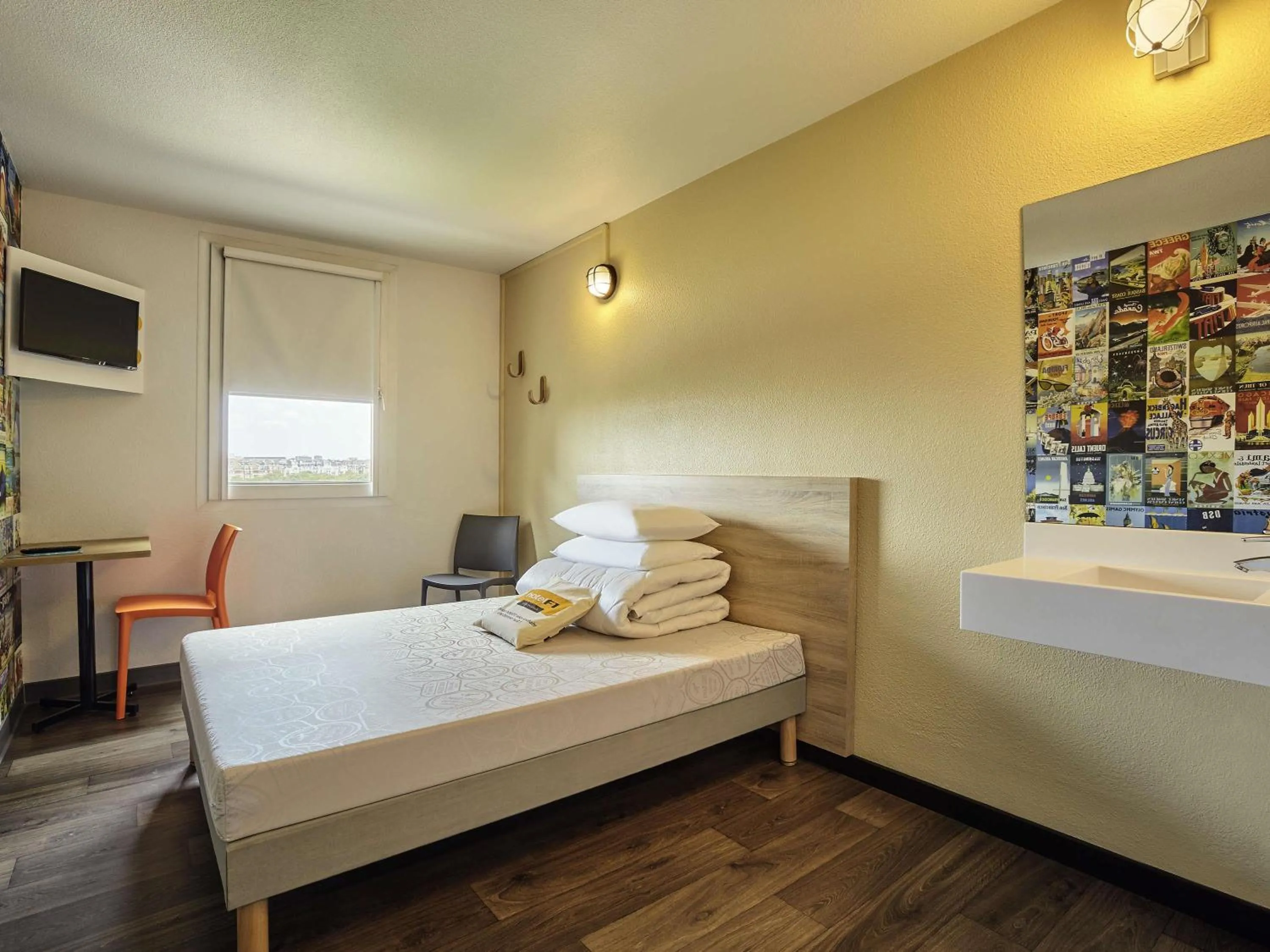 Bedroom, Bed in hotelF1 Laval