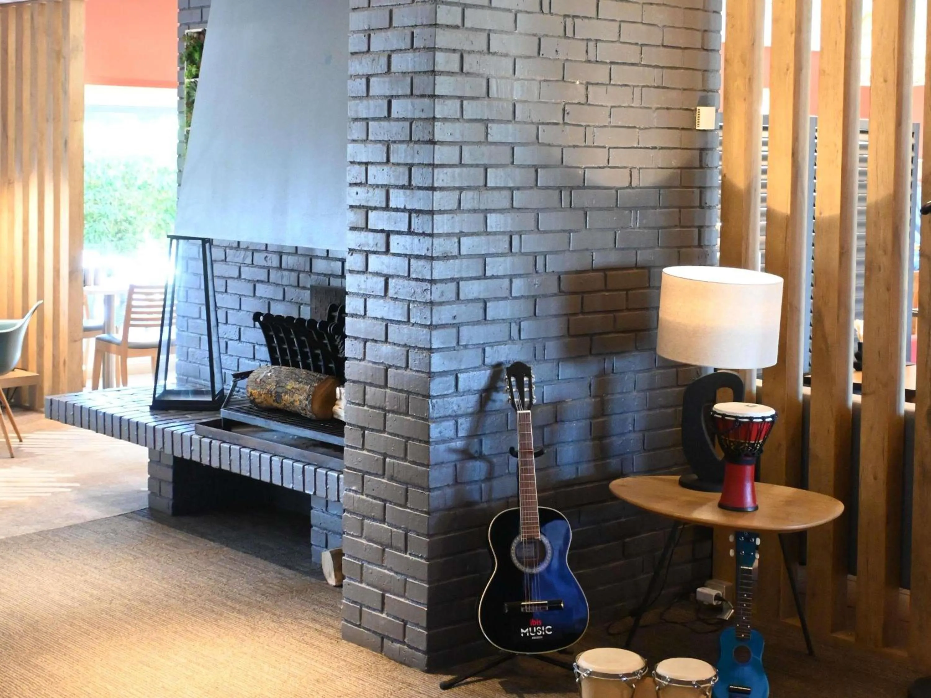 Lounge or bar in ibis Laval Le Relais D'Armor