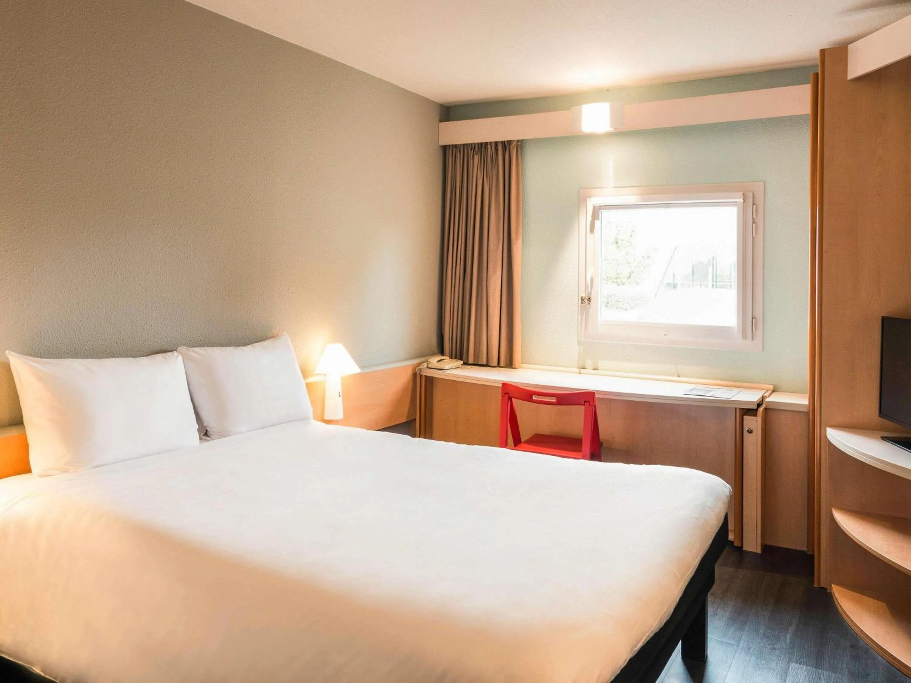 Bedroom, Bed in ibis Laval Le Relais D'Armor