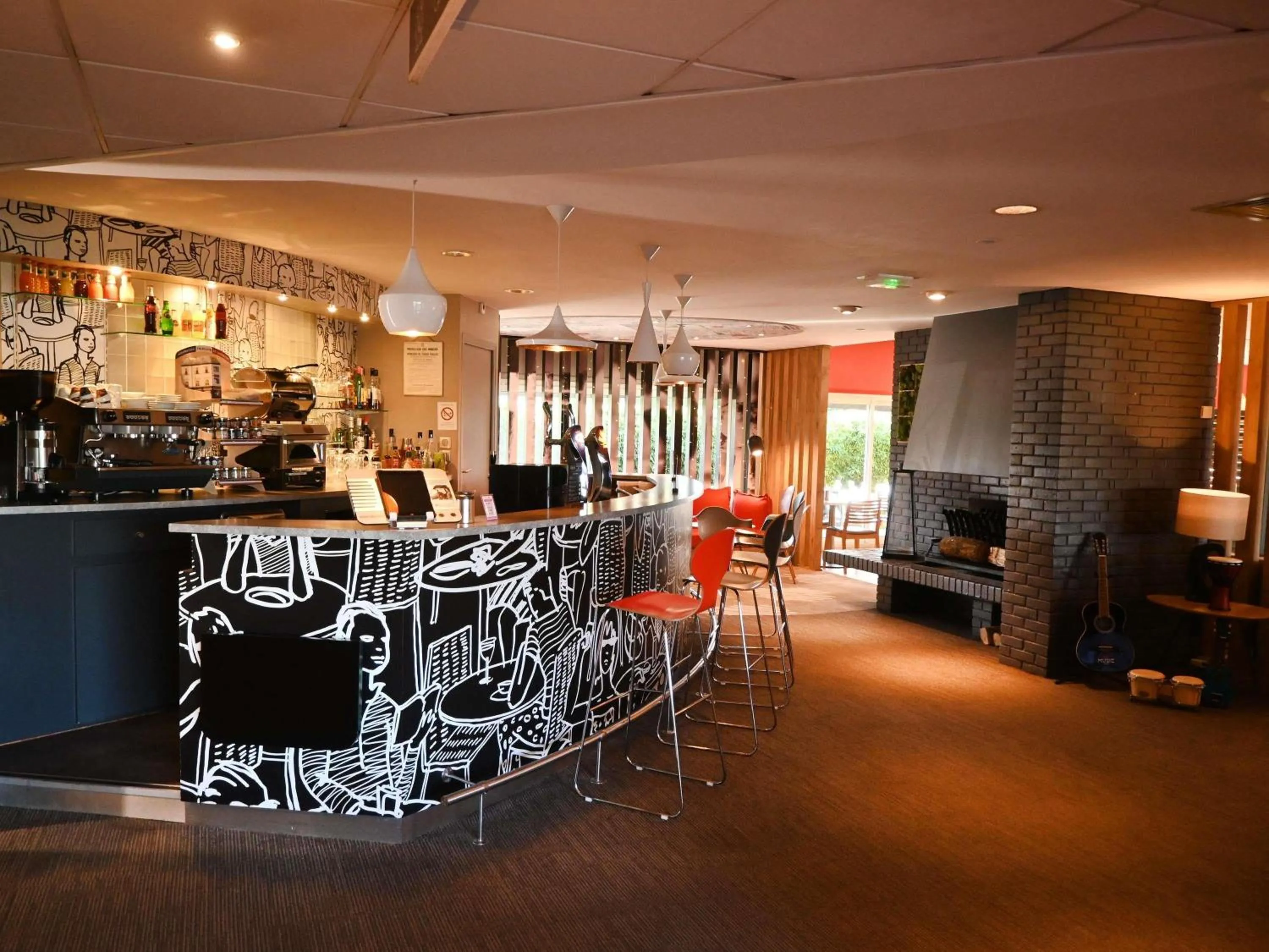 Lounge or bar in ibis Laval Le Relais D'Armor