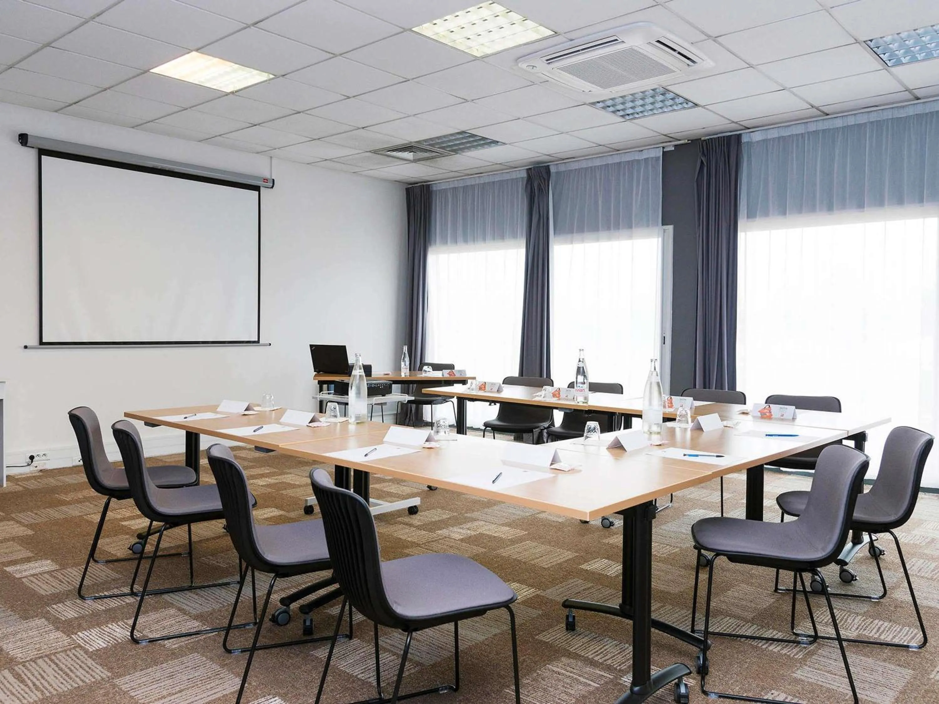 Meeting/conference room in ibis Laval Le Relais D'Armor