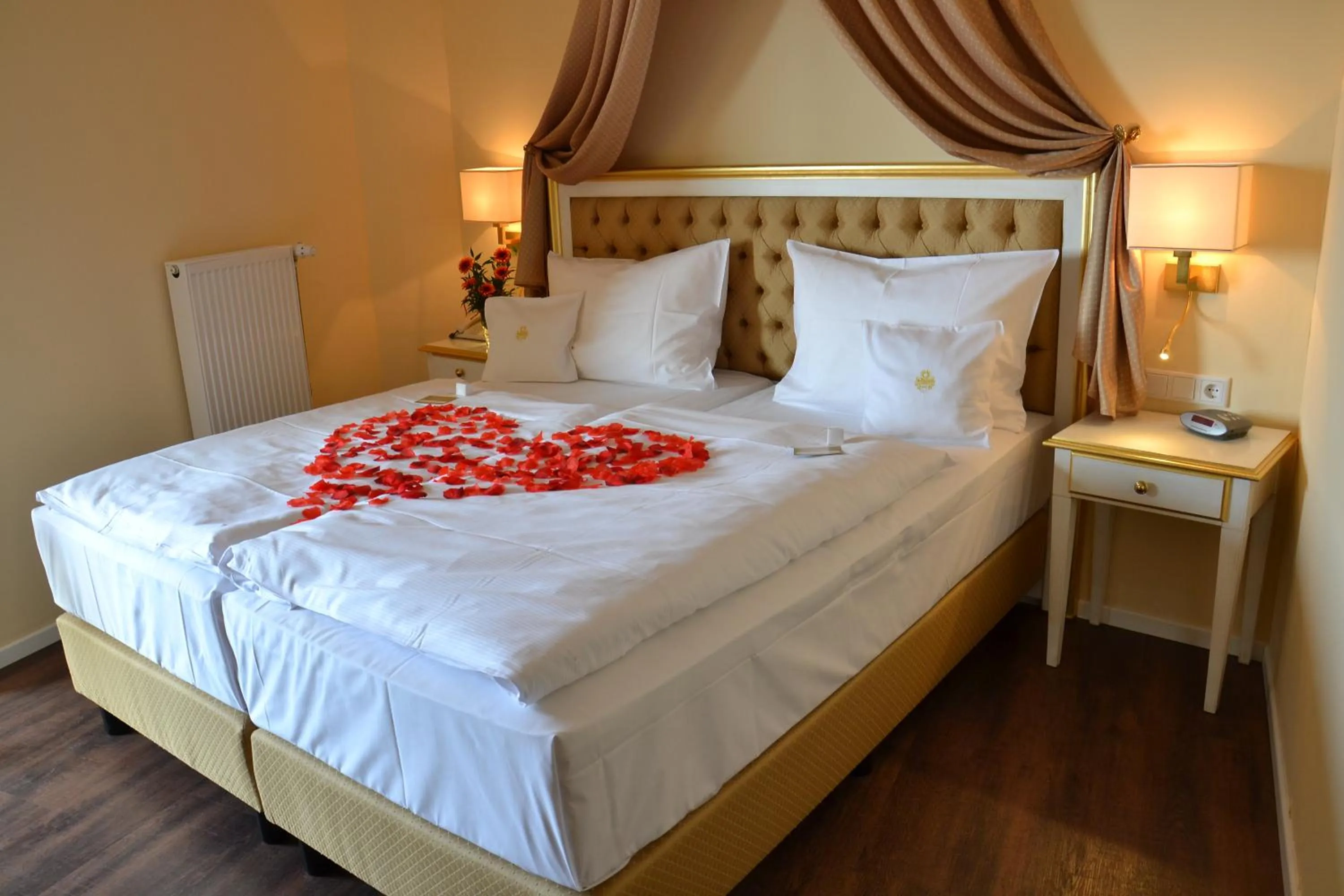 Photo of the whole room, Bed in Burghotel Staufenberg