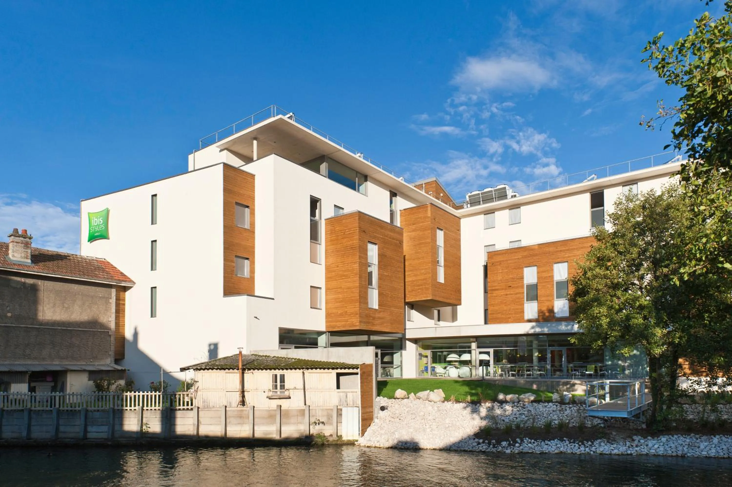 Facade/entrance in ibis Styles Troyes Centre