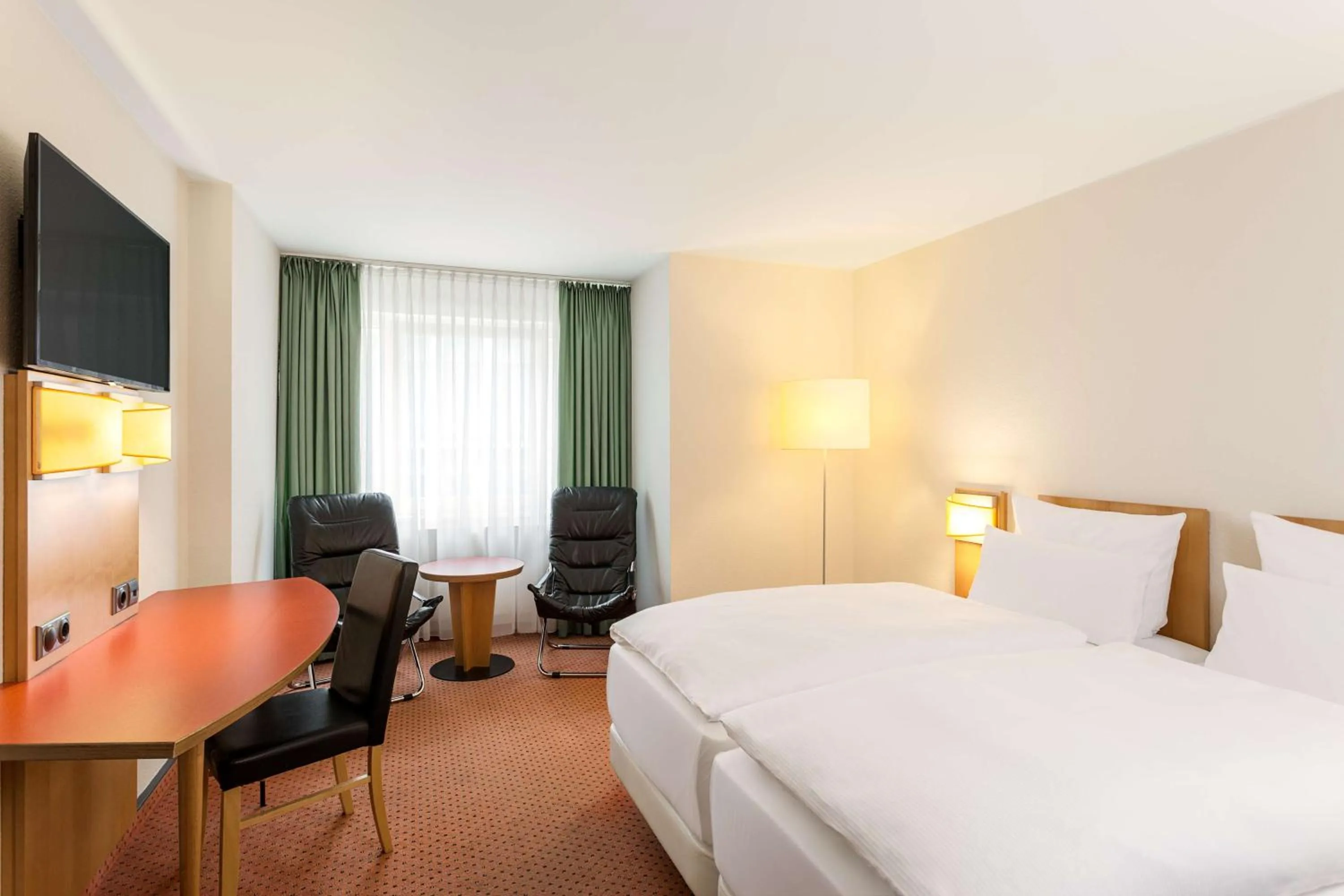 Photo of the whole room, Bed in NH Berlin City Ost