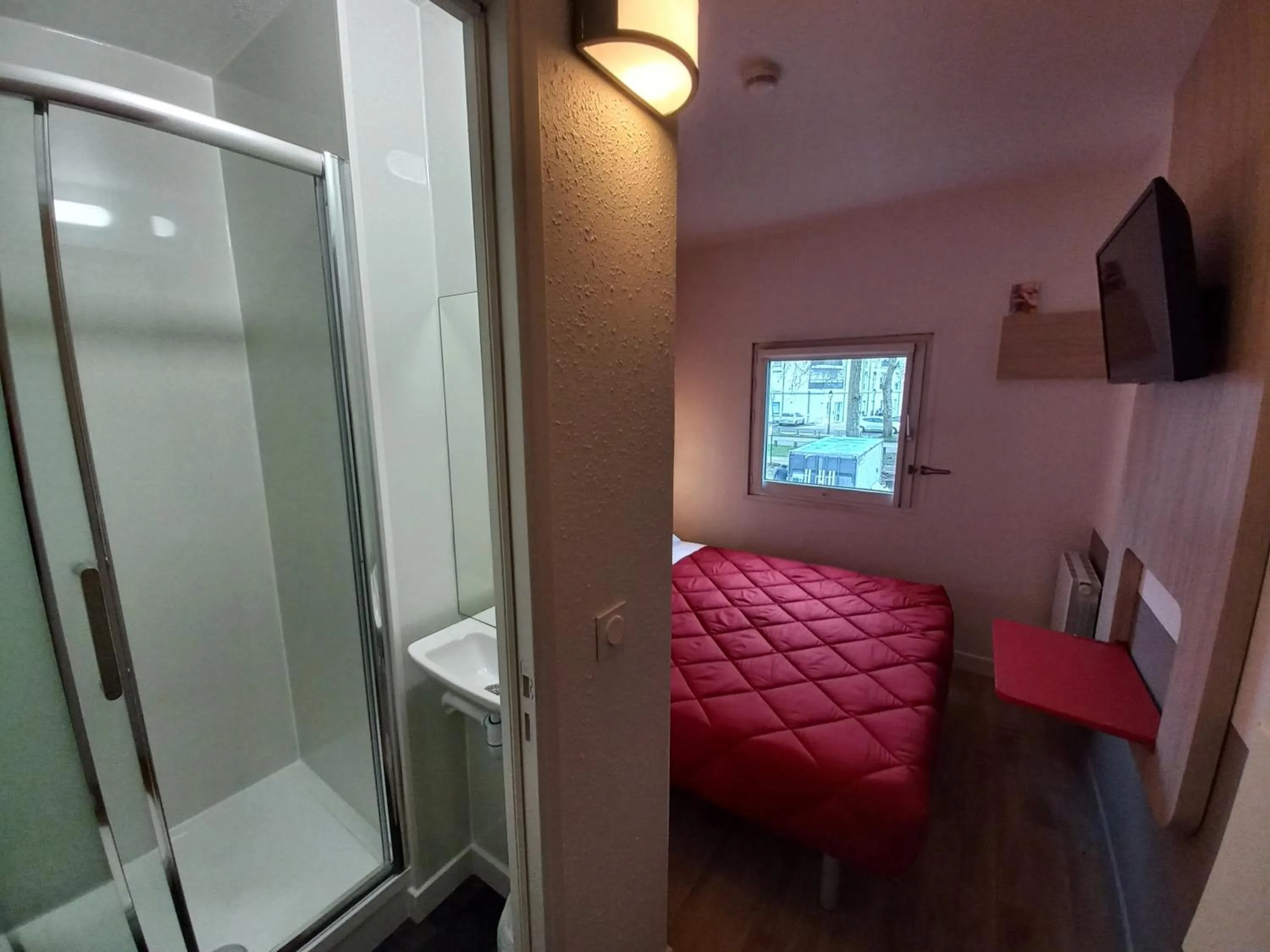 Shower, Bed in Premiere Classe Evry Sud - Mennecy