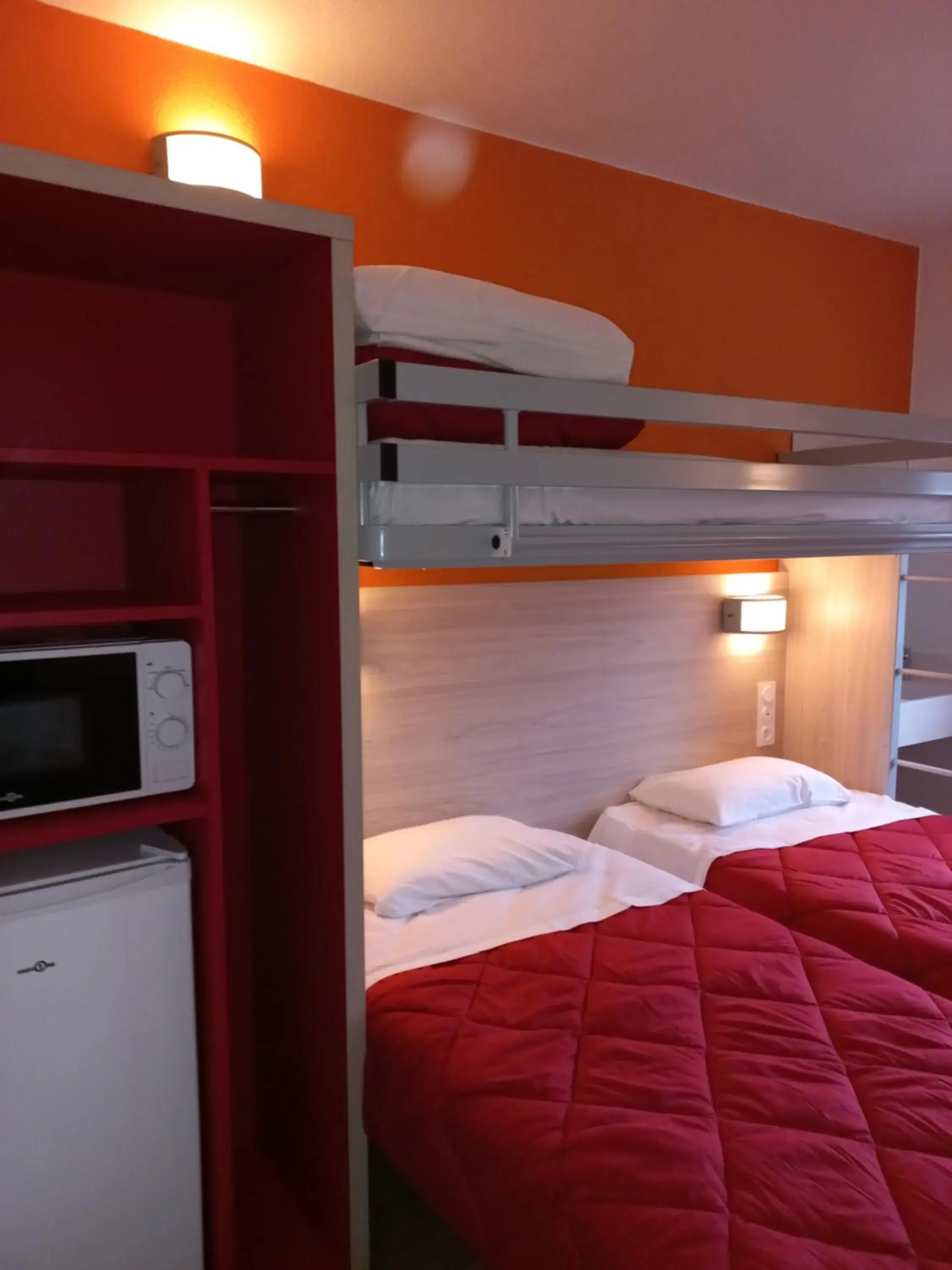 Standard - 3 Single Beds Shared Bathroom in Premiere Classe Evry Sud - Mennecy Standard - 3 Single Beds Shared Bathroom in Premiere Classe Evry Sud - Mennecy