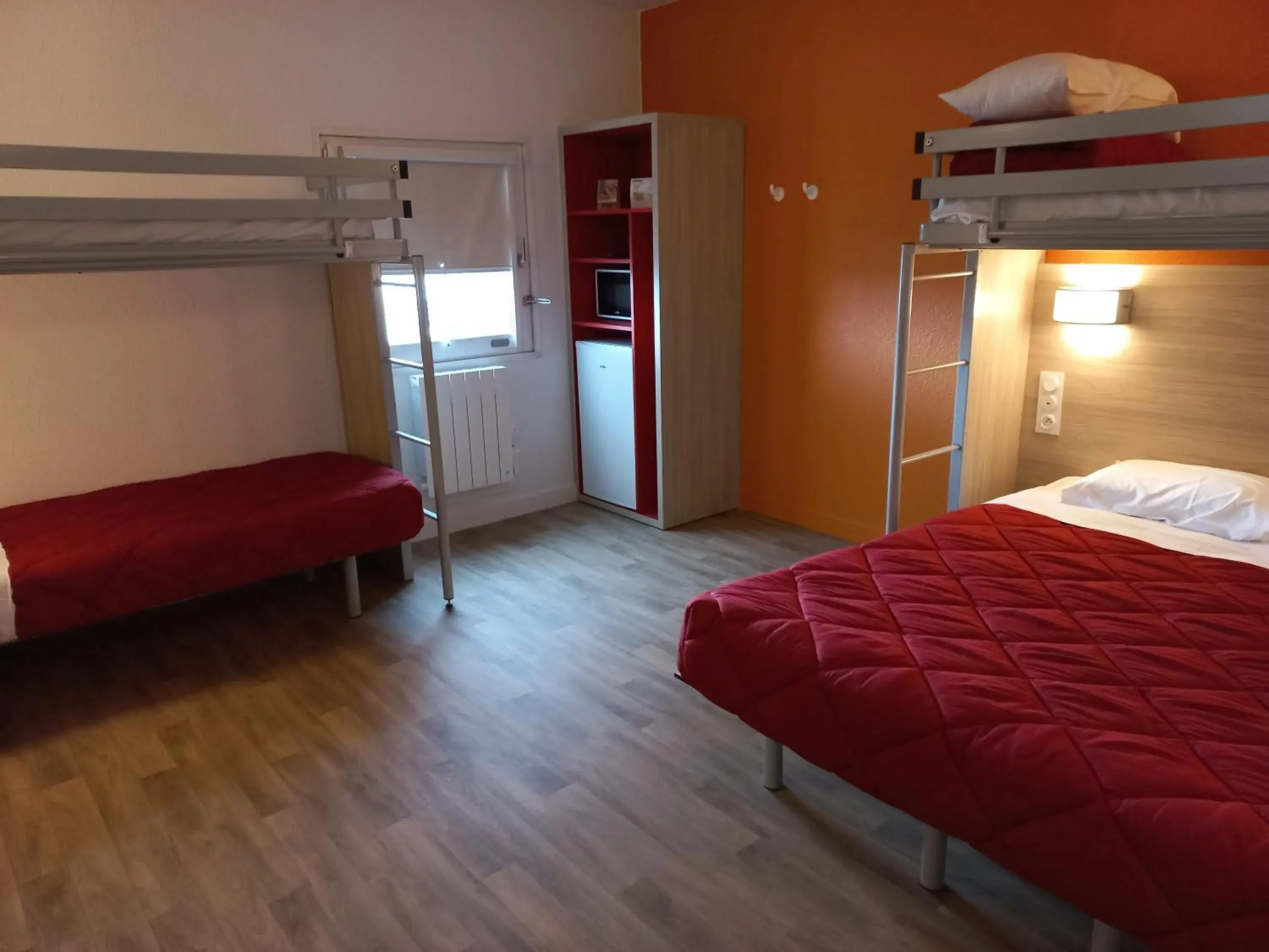 Standard - 3 Single Beds 2 Bunk Bed in Premiere Classe Evry Sud - Mennecy Standard - 3 Single Beds 2 Bunk Bed in Premiere Classe Evry Sud - Mennecy
