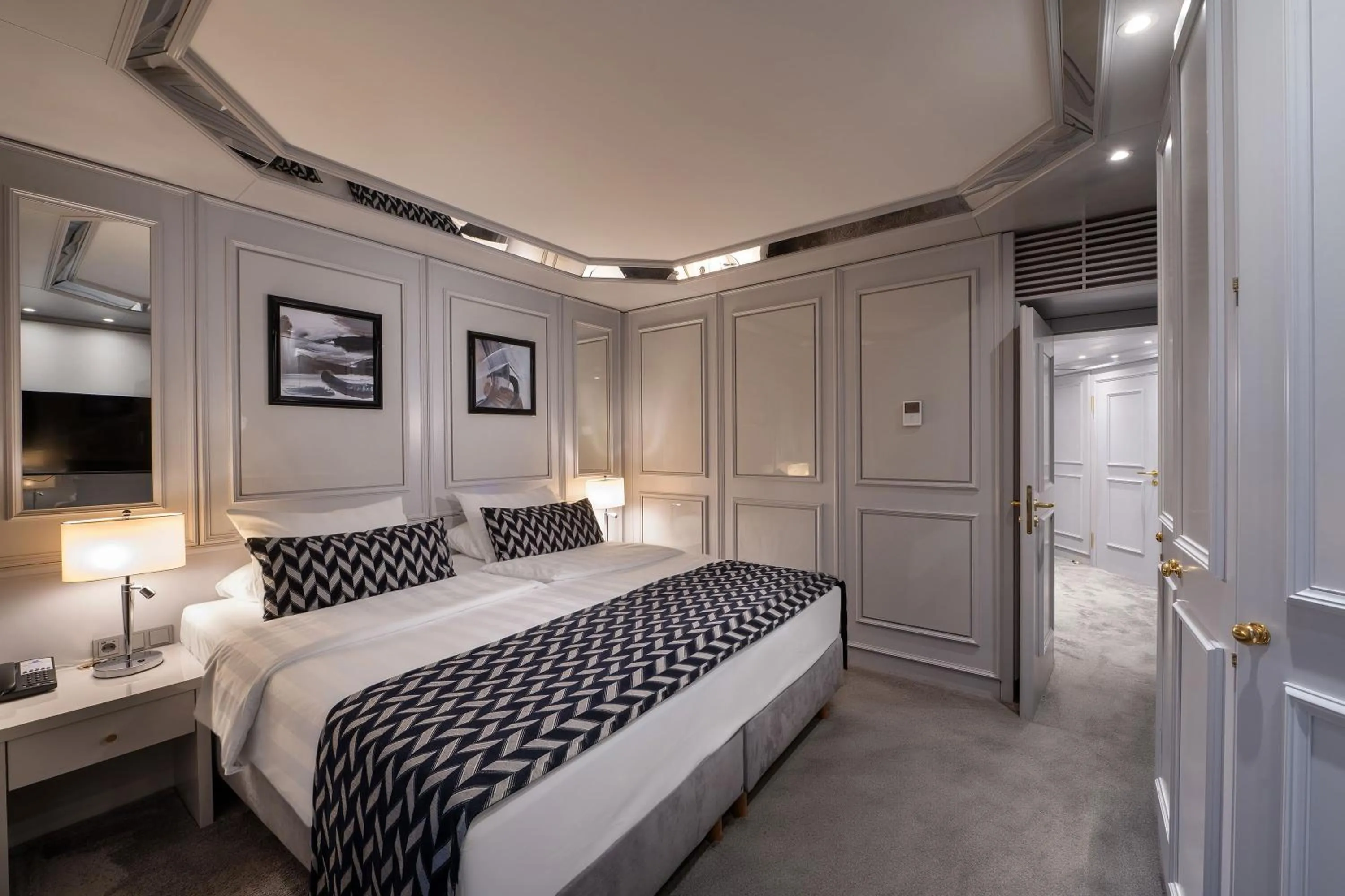 Bedroom, Bed in Maritim Hotel Bremen