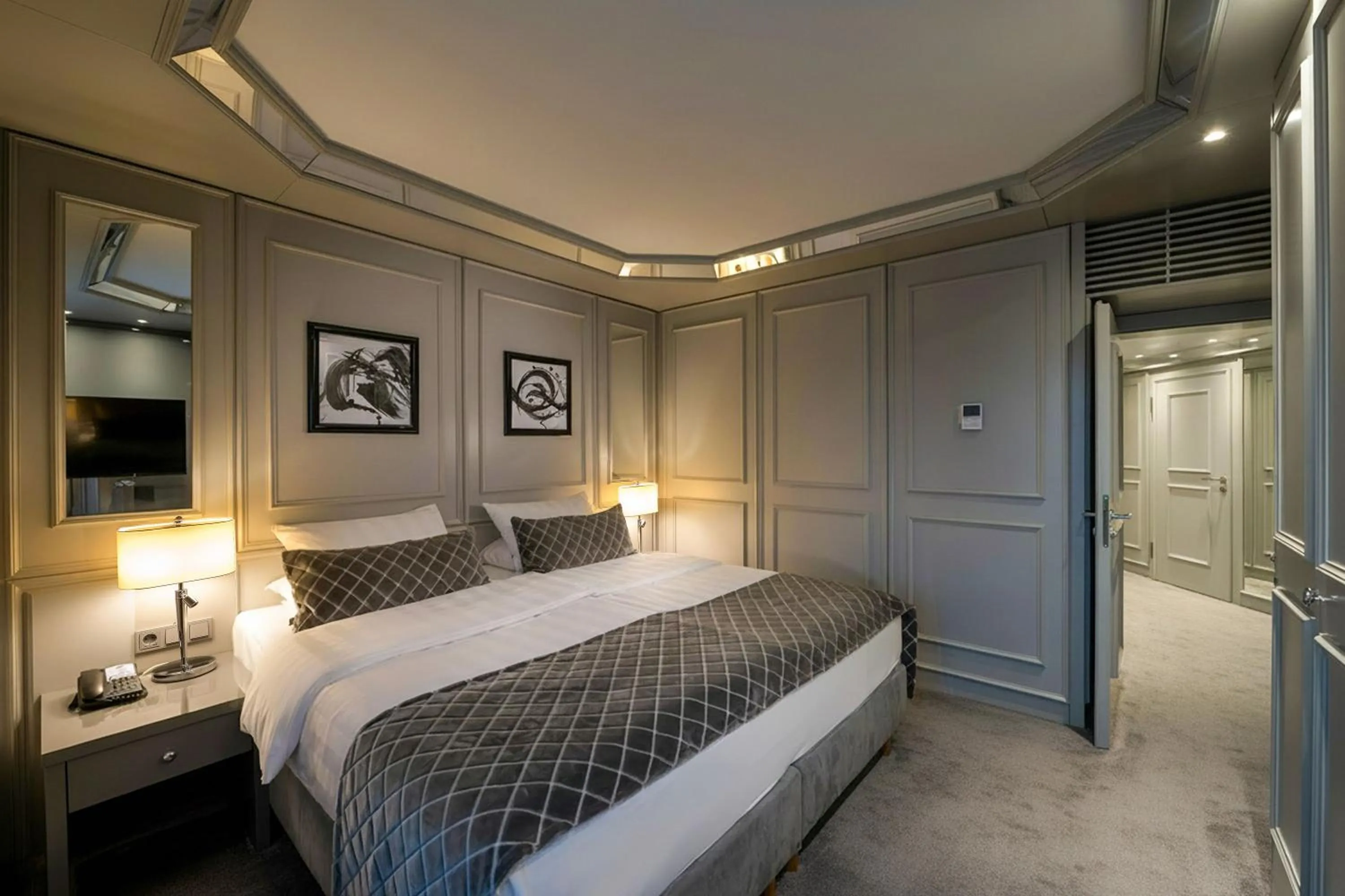 Bedroom, Bed in Maritim Hotel Bremen