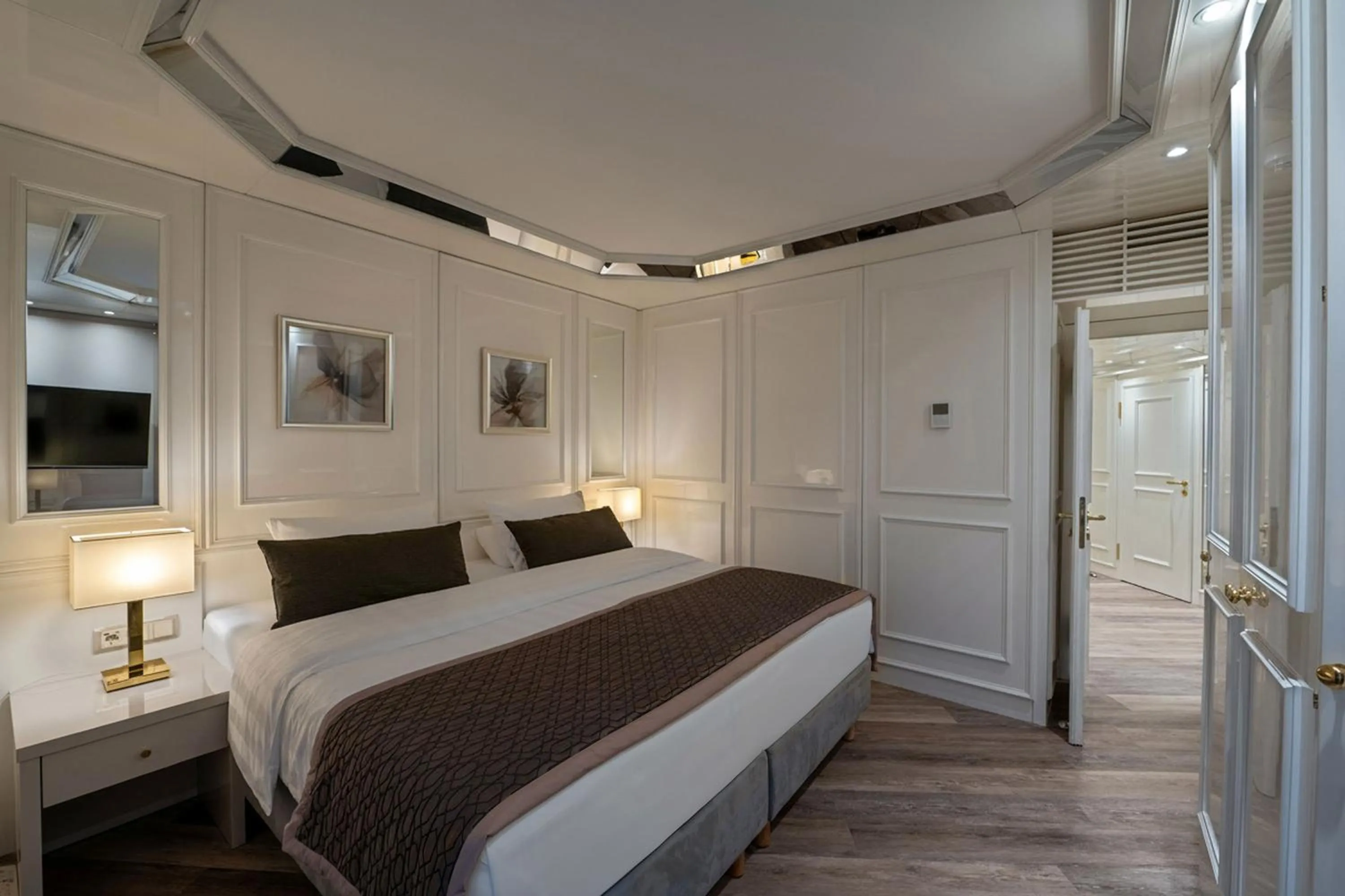 Bedroom, Bed in Maritim Hotel Bremen