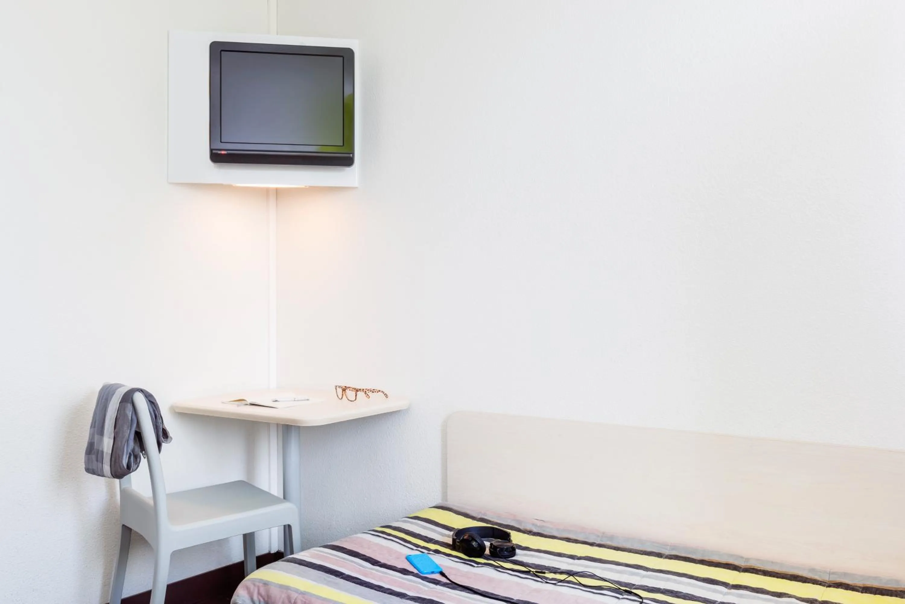 TV and multimedia in Hotel First Eco Savigny Villemoisson Centre Commercial Carrefour