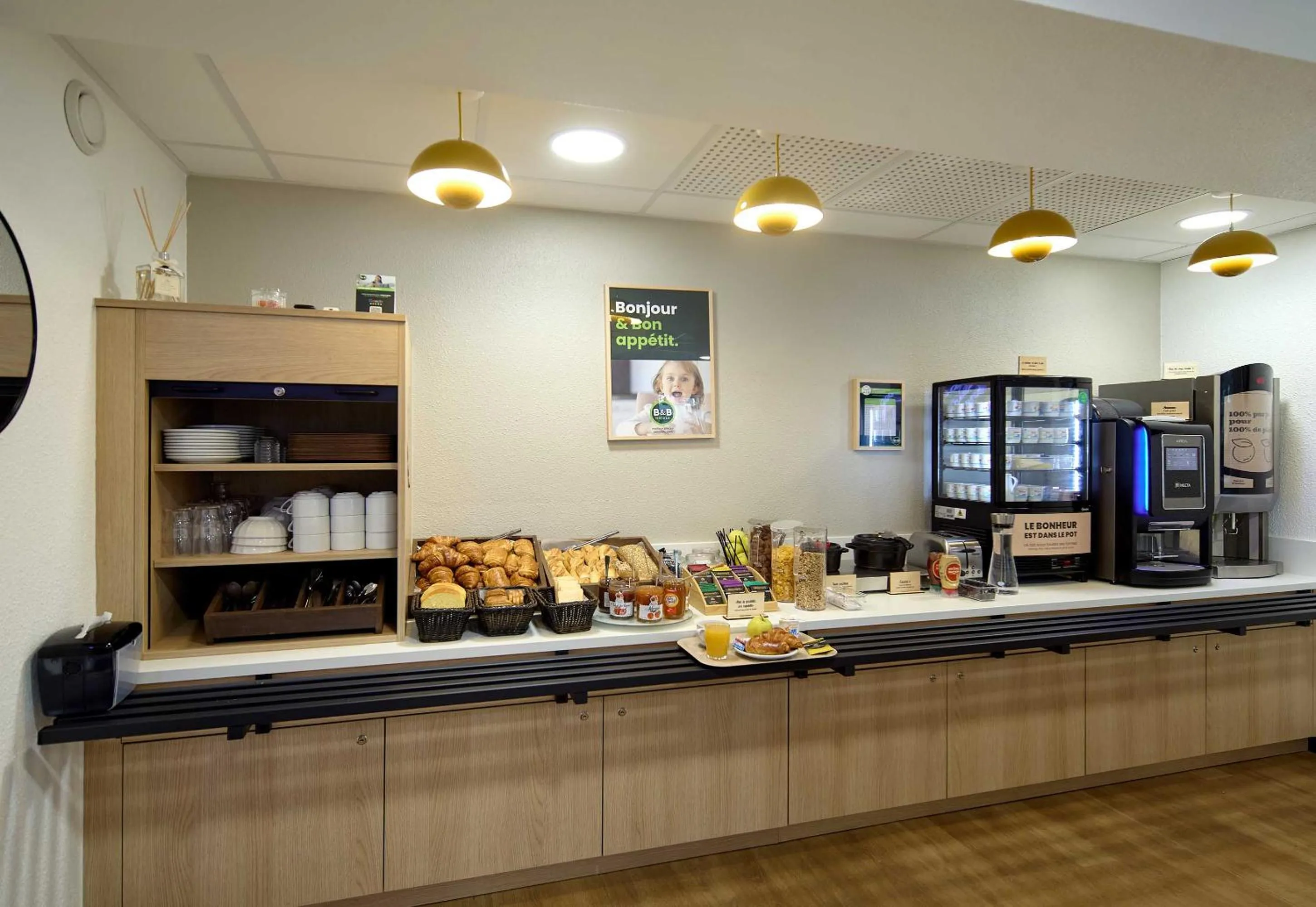 Buffet breakfast in B&B HOTEL Viry-Châtillon 3 étoiles