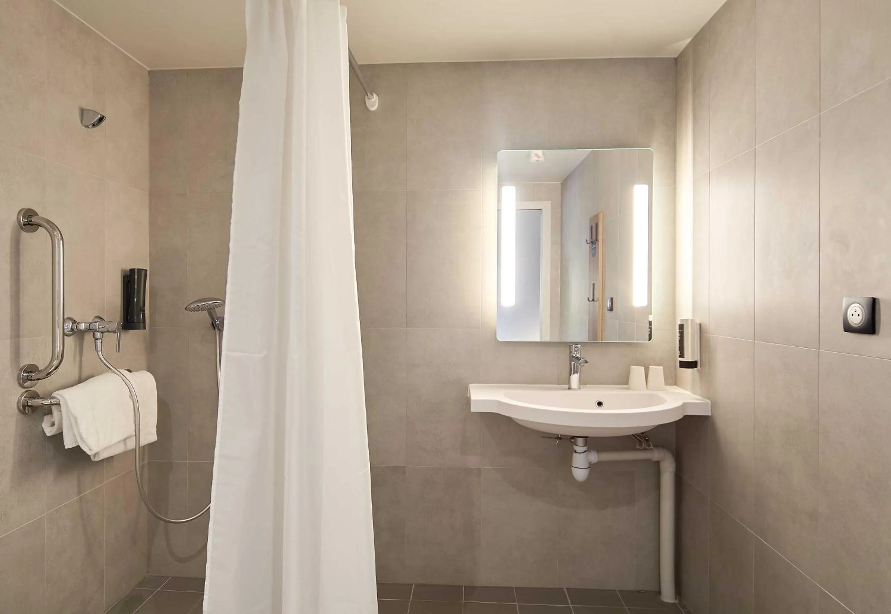 Bathroom in B&B HOTEL Viry-Châtillon 3 étoiles