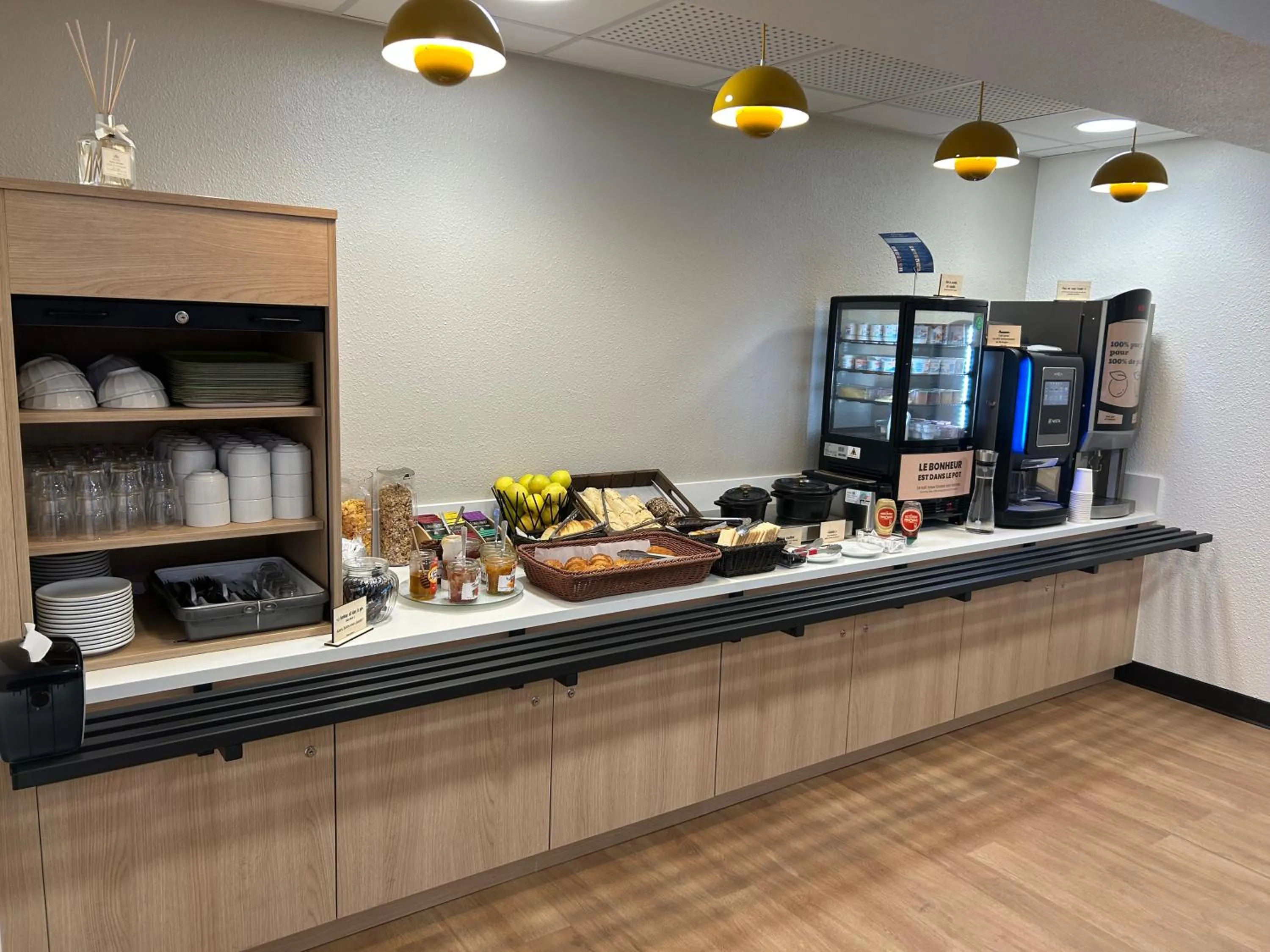 Buffet breakfast in B&B HOTEL Viry-Châtillon 3 étoiles