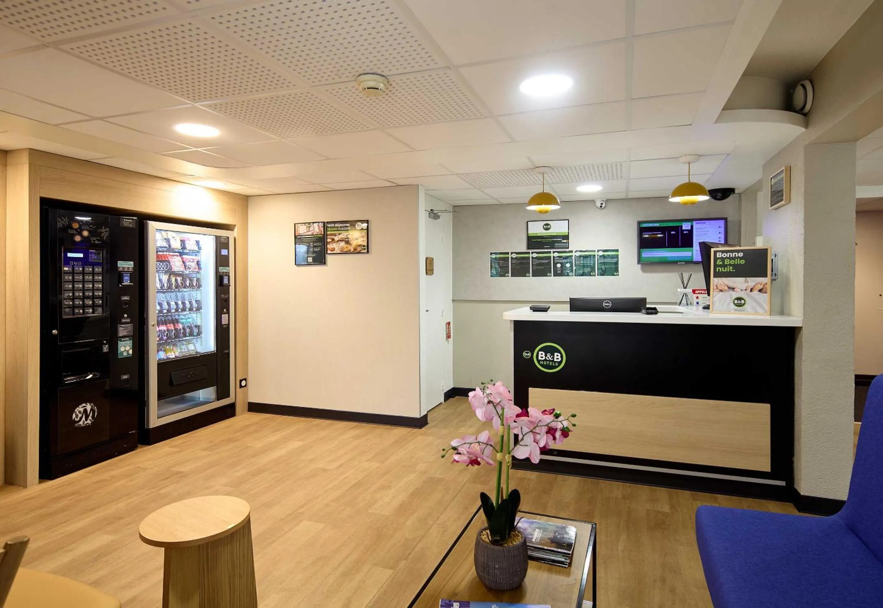 Lobby or reception in B&B HOTEL Viry-Châtillon 3 étoiles