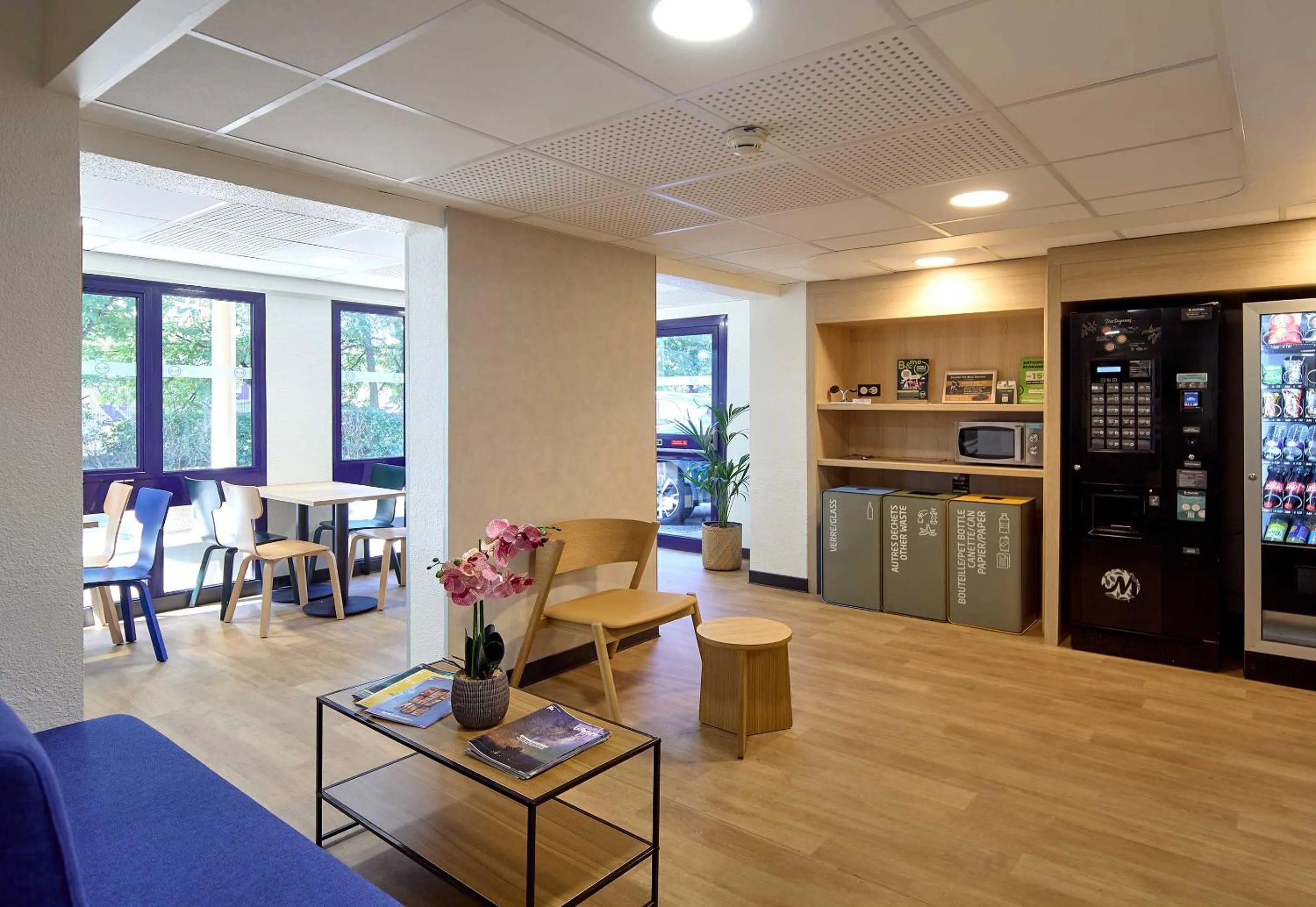 Lobby or reception in B&B HOTEL Viry-Châtillon 3 étoiles