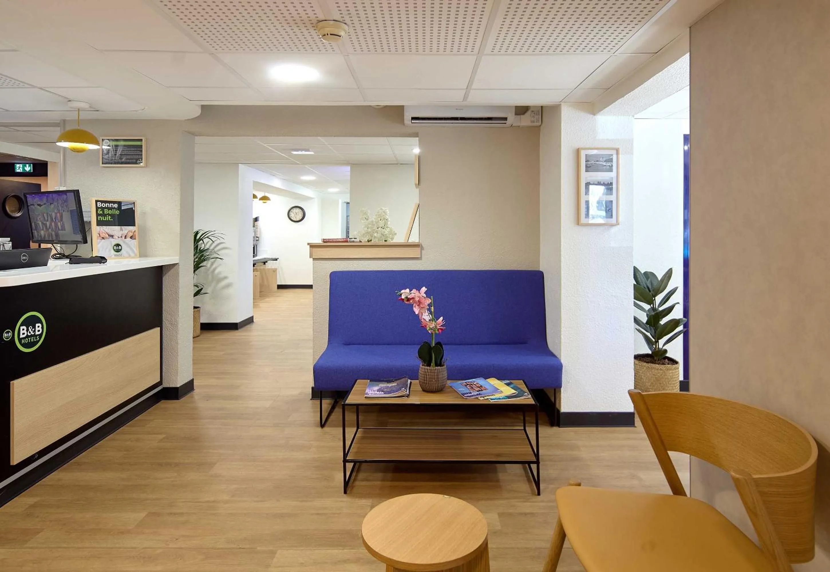 Lobby or reception in B&B HOTEL Viry-Châtillon 3 étoiles