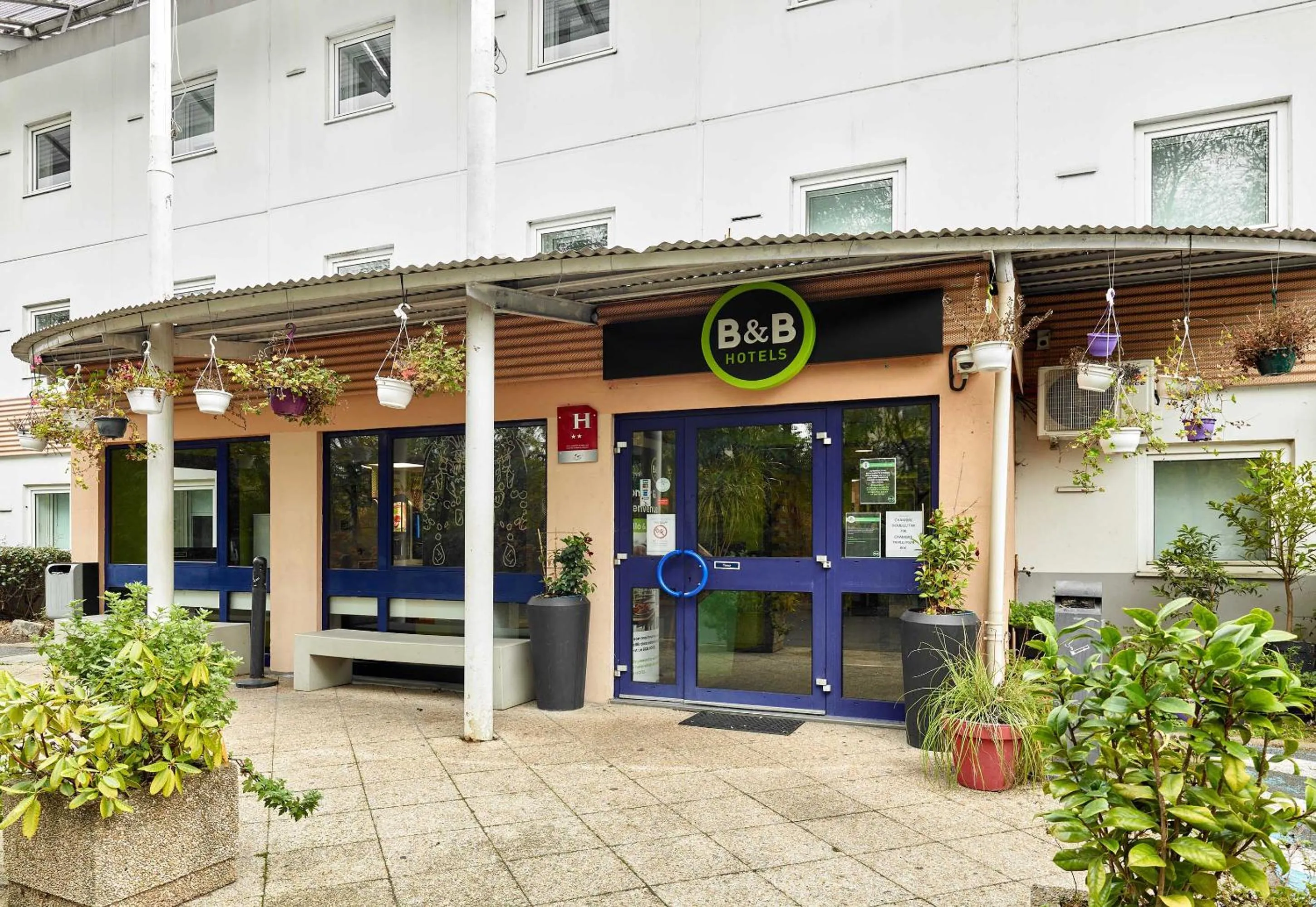 Facade/entrance in B&B HOTEL Viry-Châtillon 3 étoiles