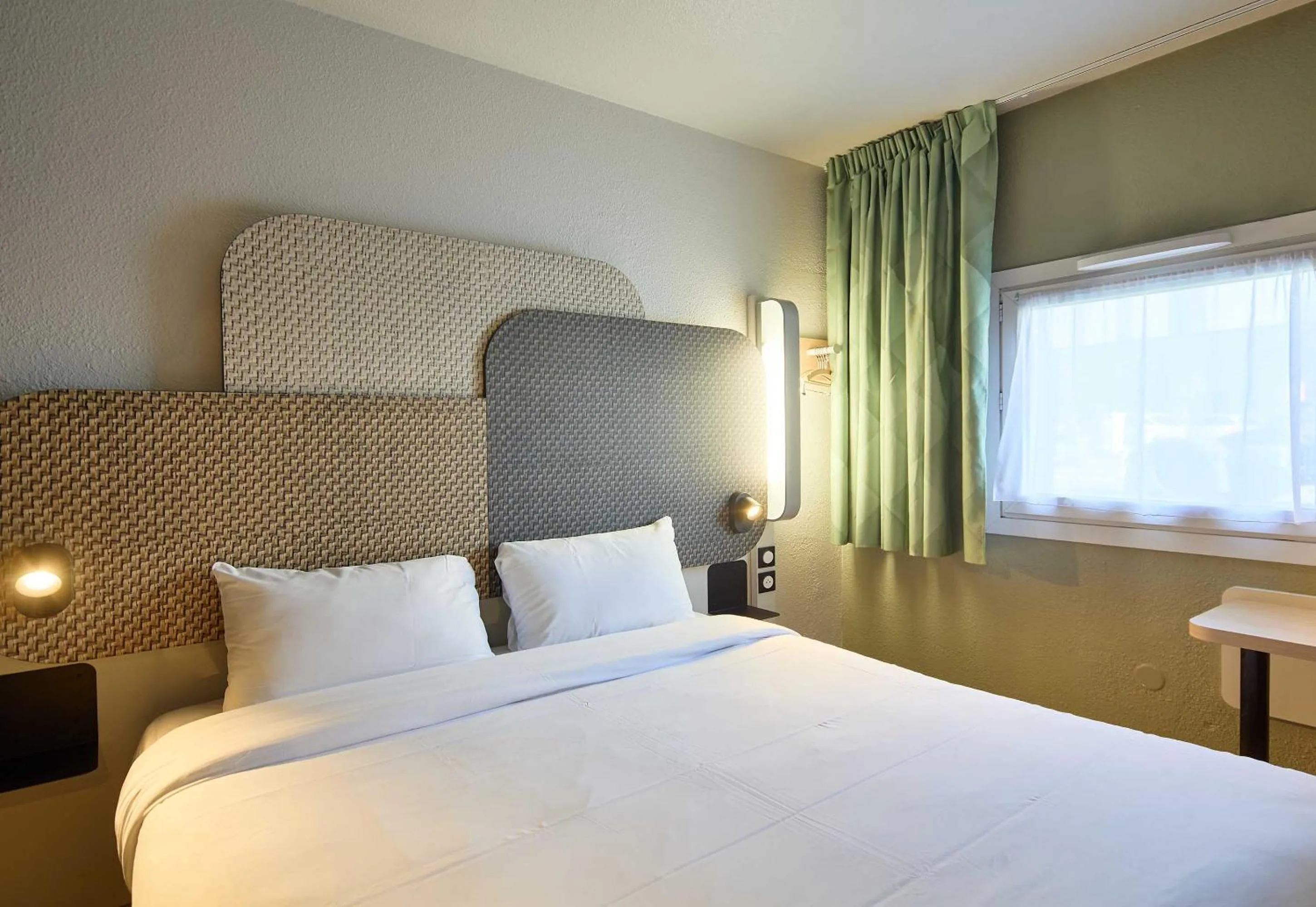 Bedroom, Bed in B&B HOTEL Viry-Châtillon 3 étoiles