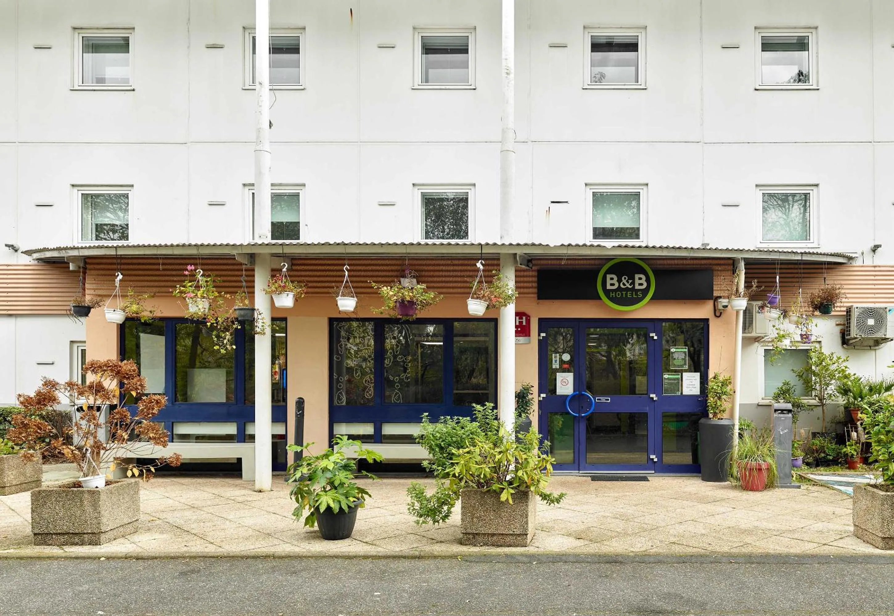 Facade/entrance in B&B HOTEL Viry-Châtillon 3 étoiles