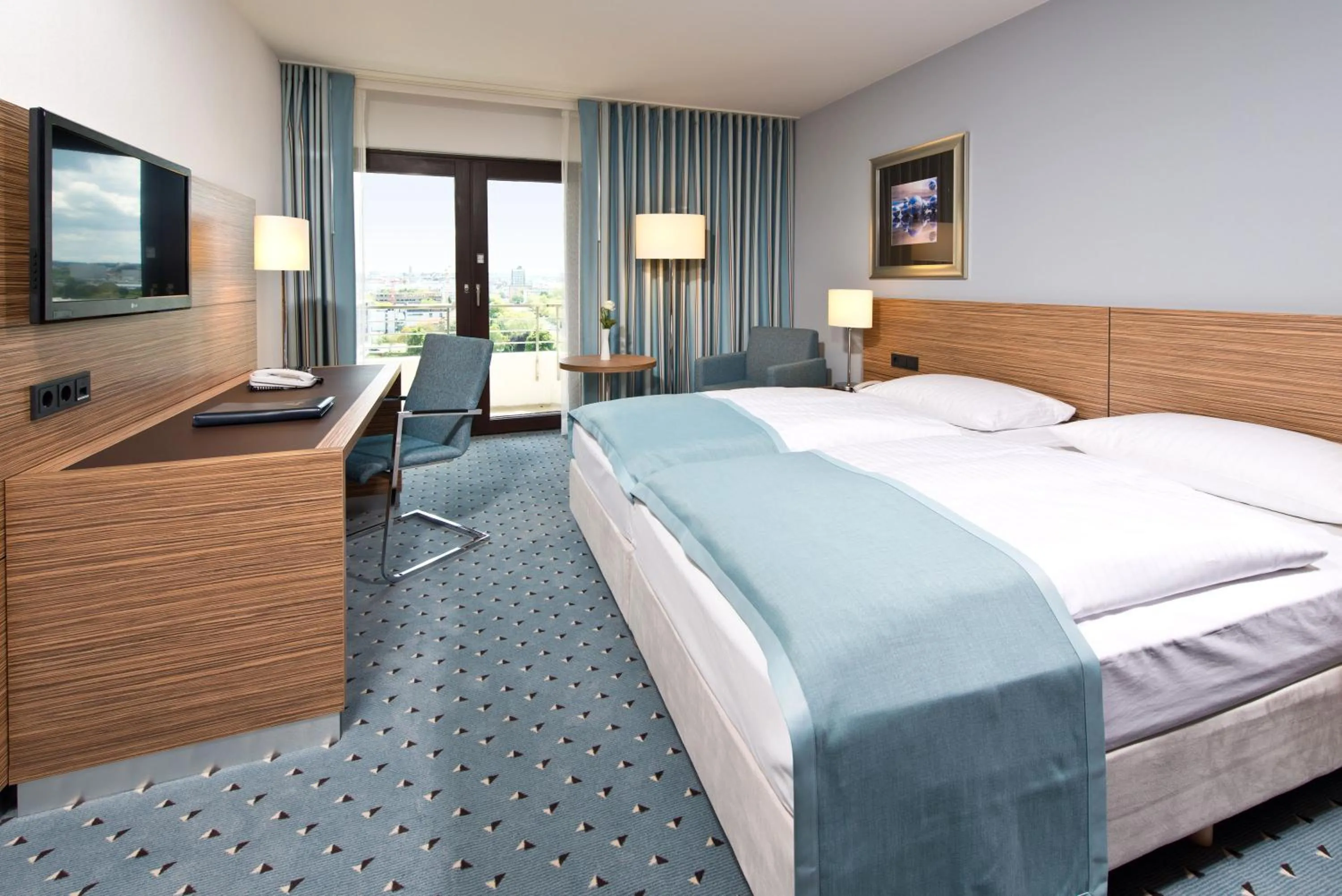 Photo of the whole room, Bed in Maritim Hotel Darmstadt