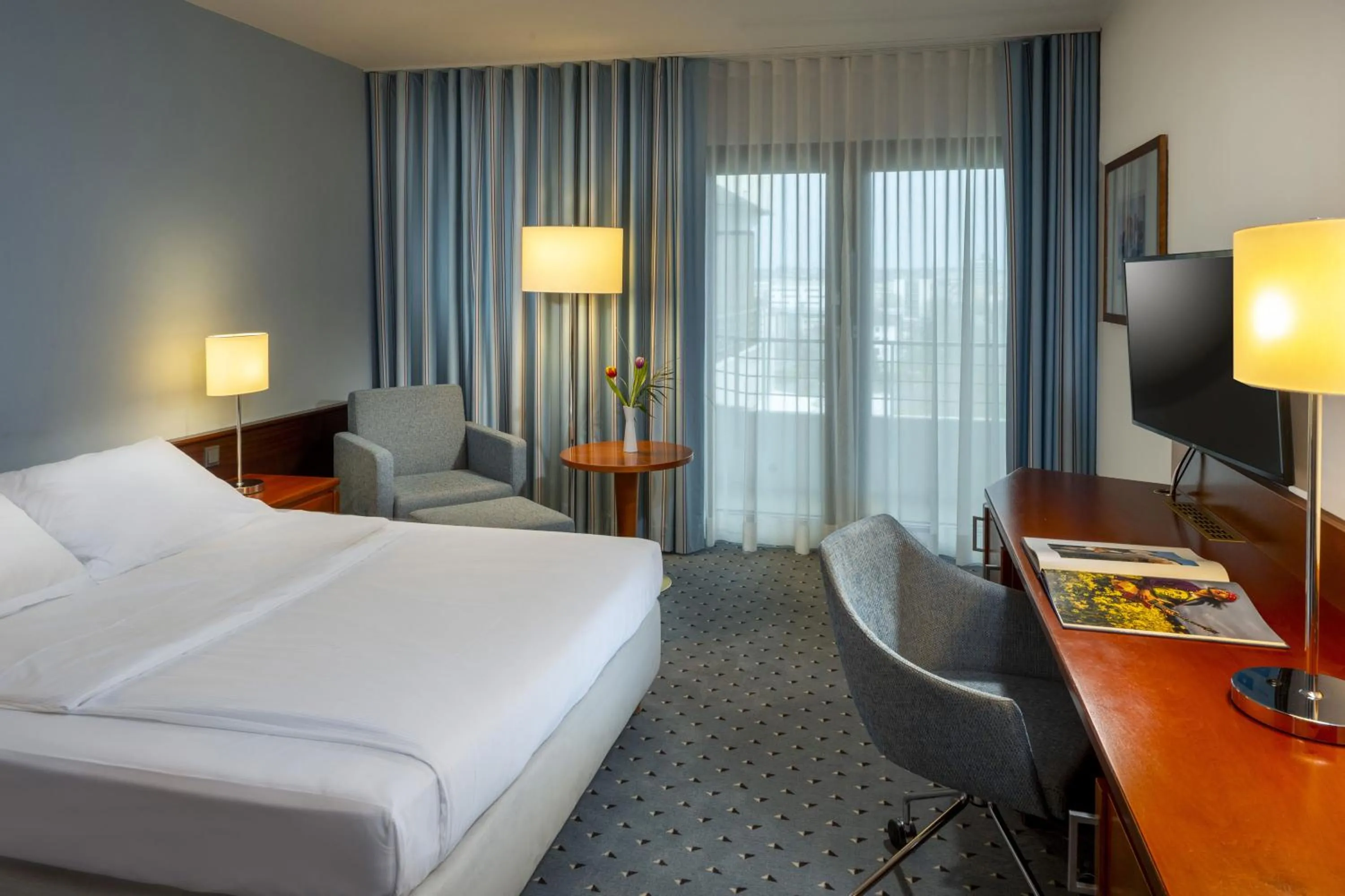 Photo of the whole room, Bed in Maritim Hotel Darmstadt