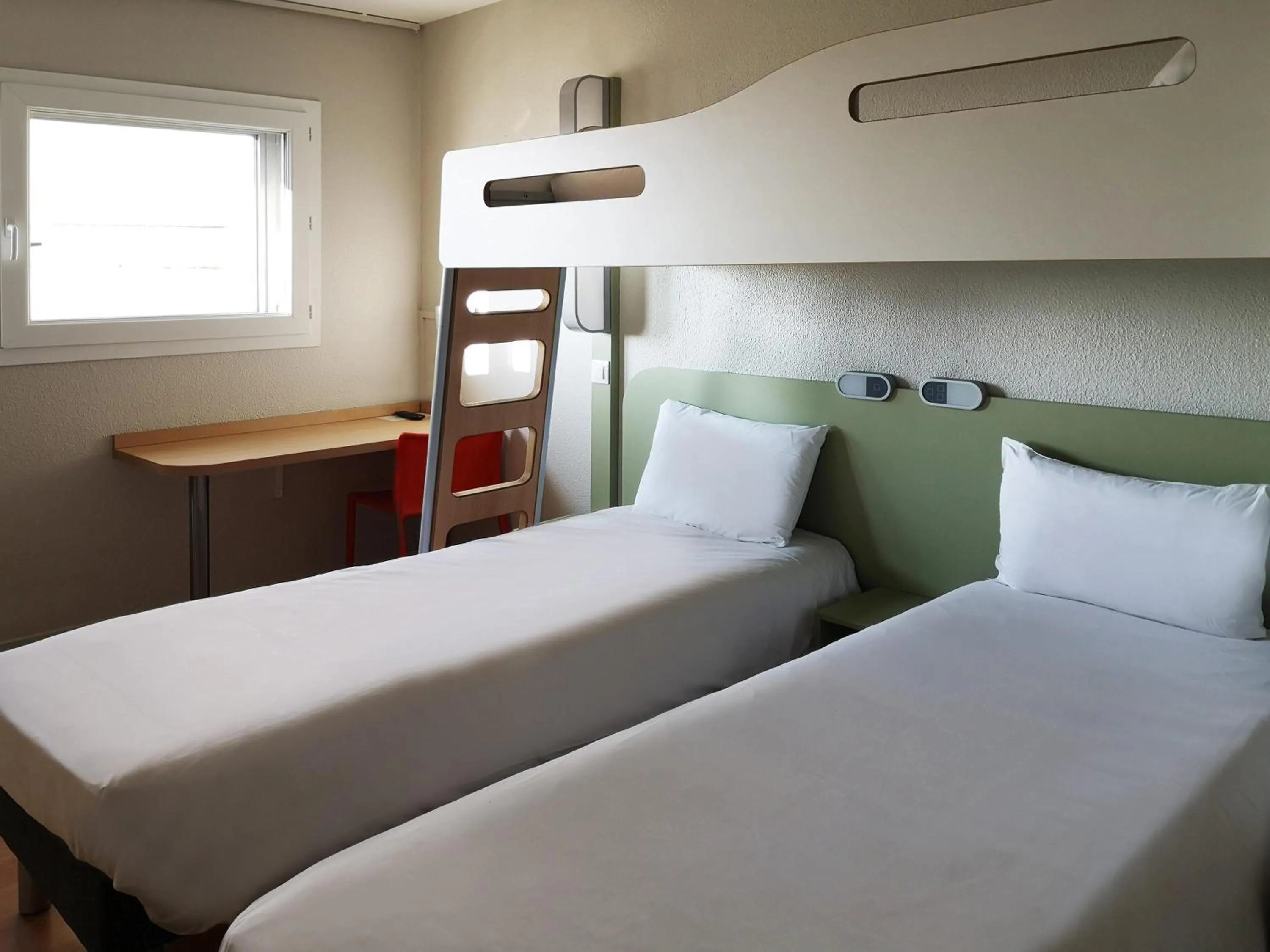 Bedroom, Bed in ibis budget Paris Porte de Vanves