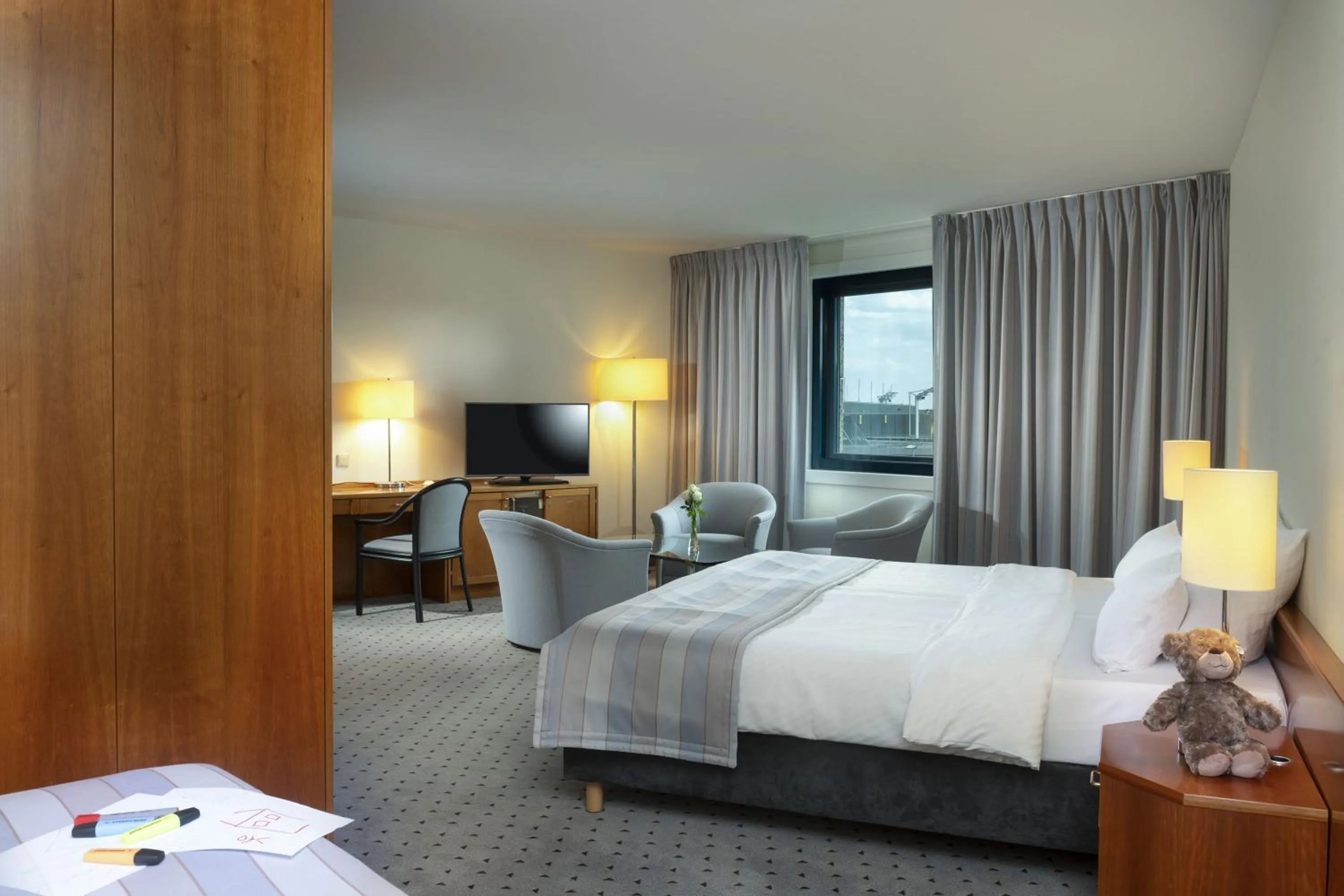 Photo of the whole room, Bed in Maritim Airport Hotel Hannover