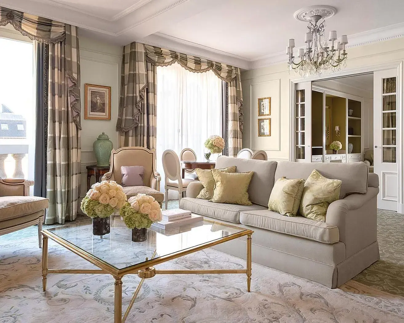 Deluxe King Suite in Four Seasons Hotel George V Paris Deluxe King Suite in Four Seasons Hotel George V Paris