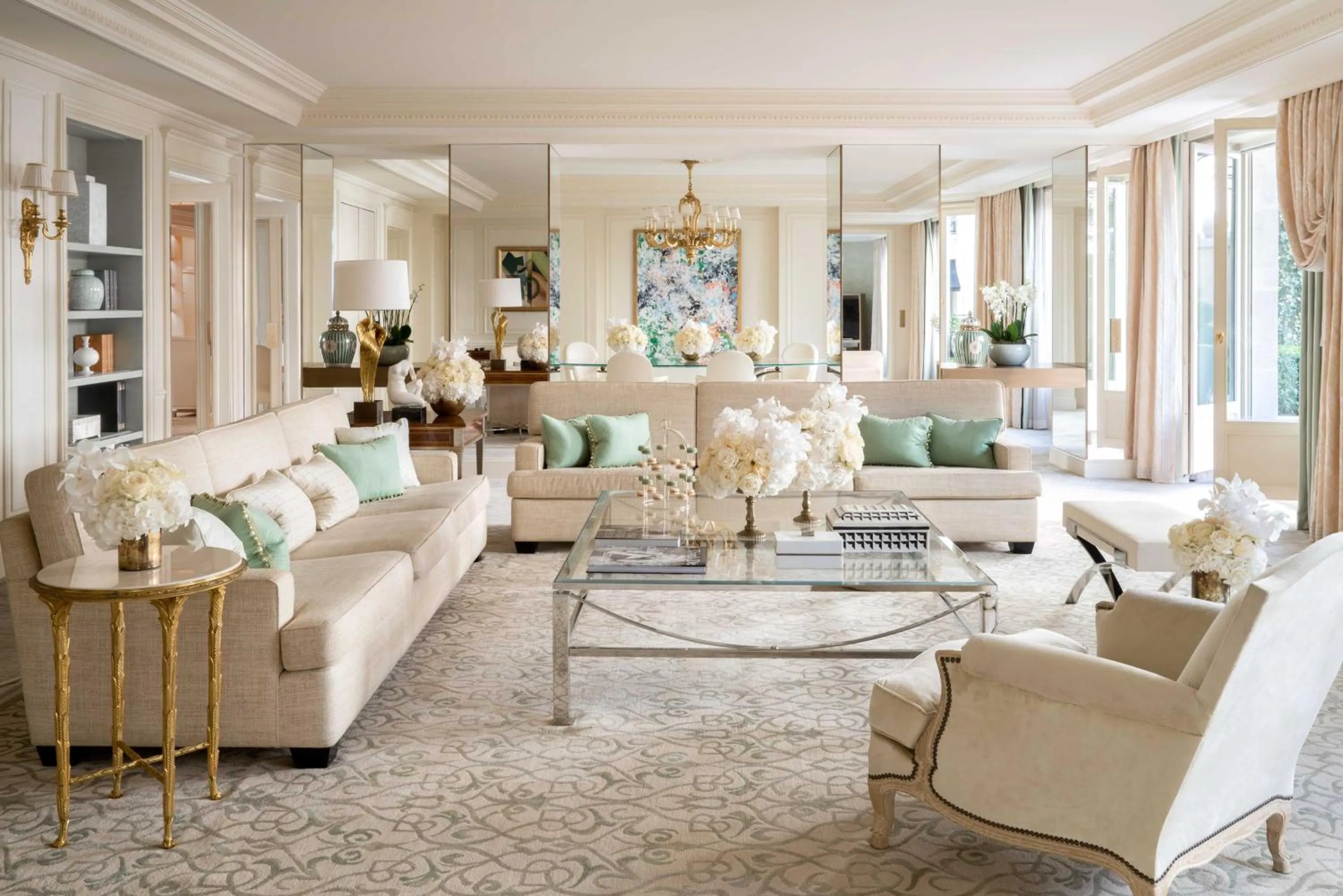 Living room in Four Seasons Hotel George V Paris