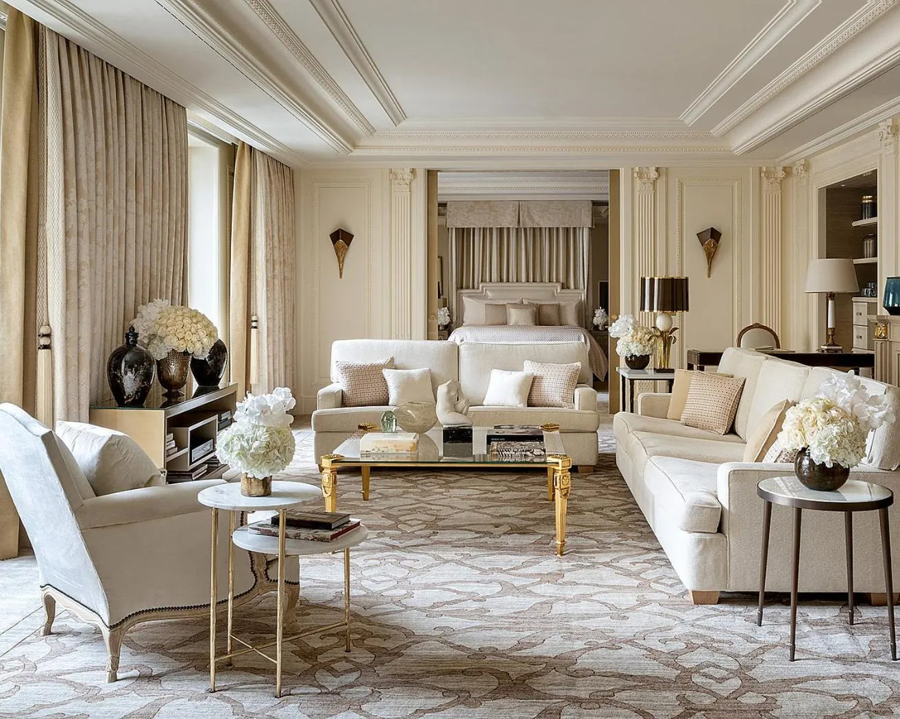 Living room in Four Seasons Hotel George V Paris