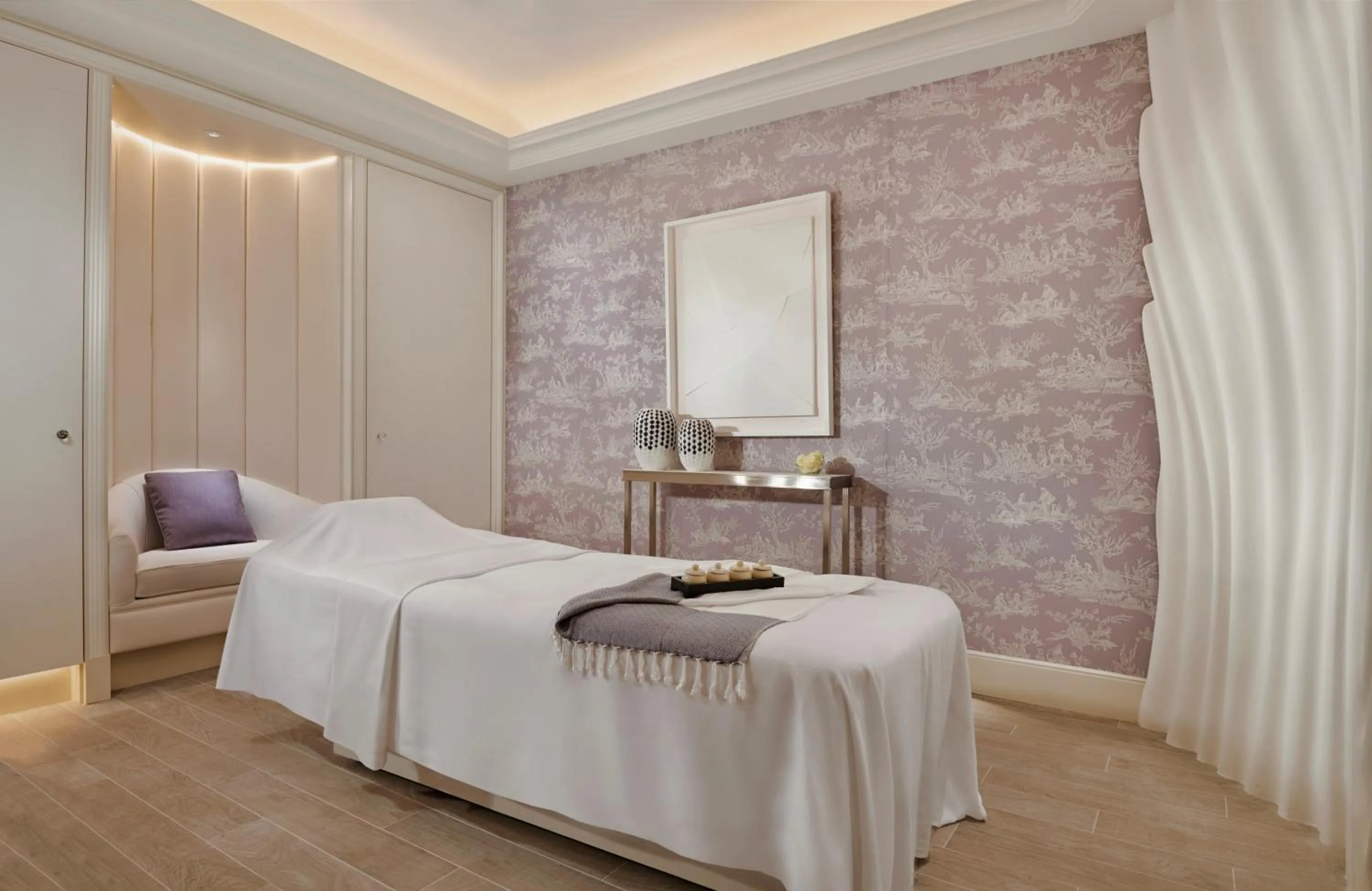 Spa and wellness centre/facilities, Bed in Four Seasons Hotel George V Paris