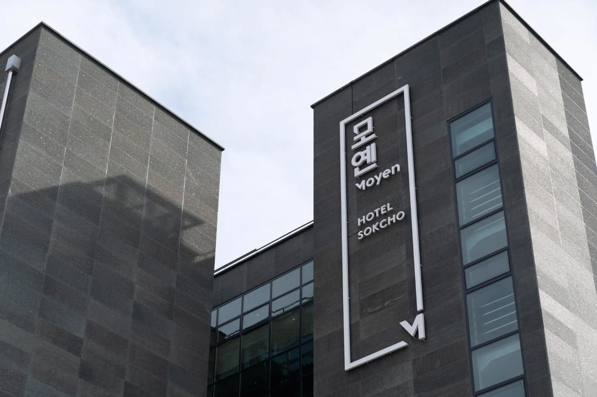 Property building in Moyen Hotel