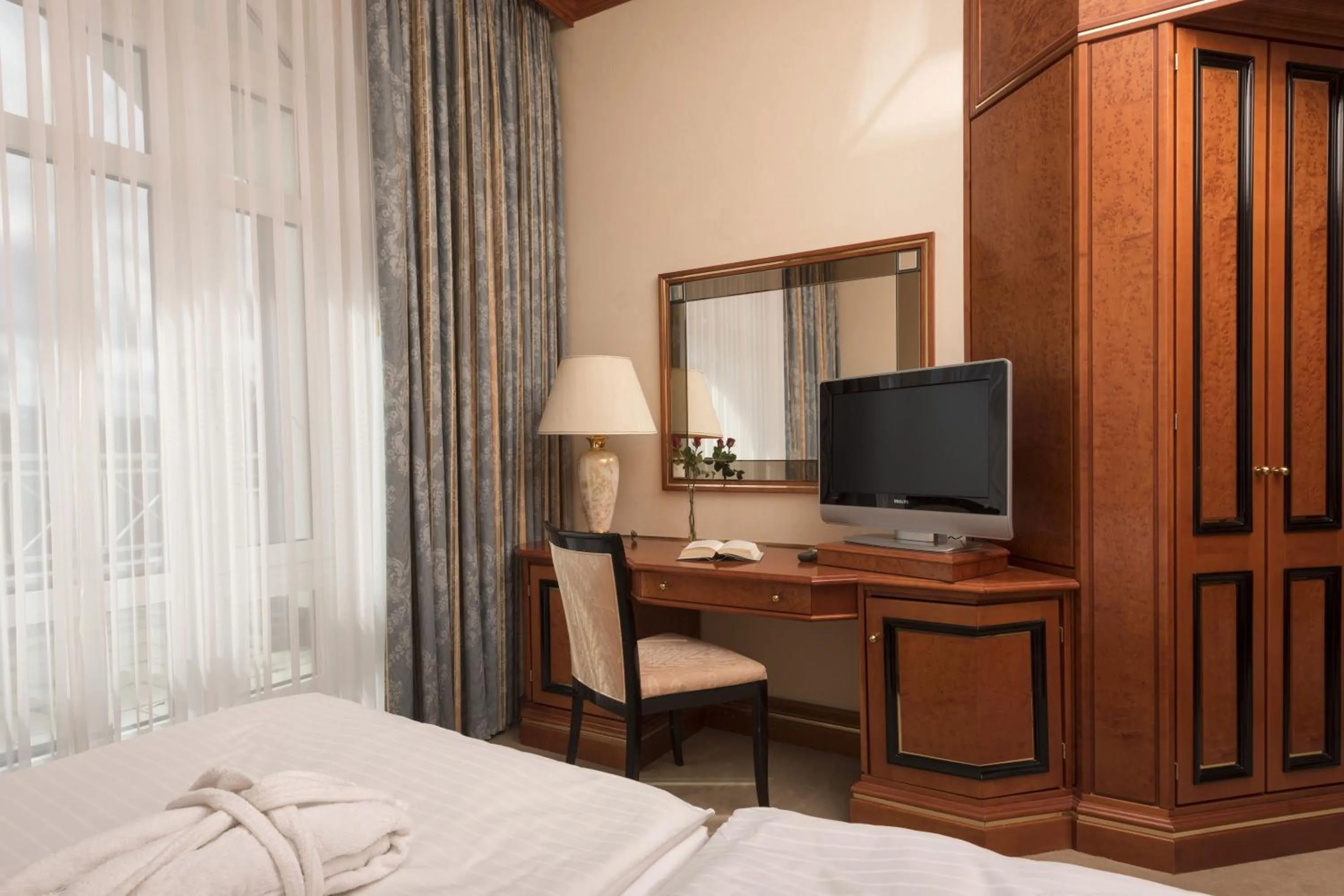 TV and multimedia, Bed in Maritim Hotel Bad Wildungen