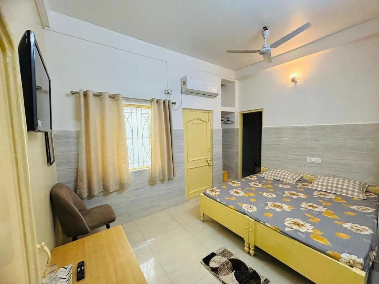 air conditioner, Bed in Bimala Hotel