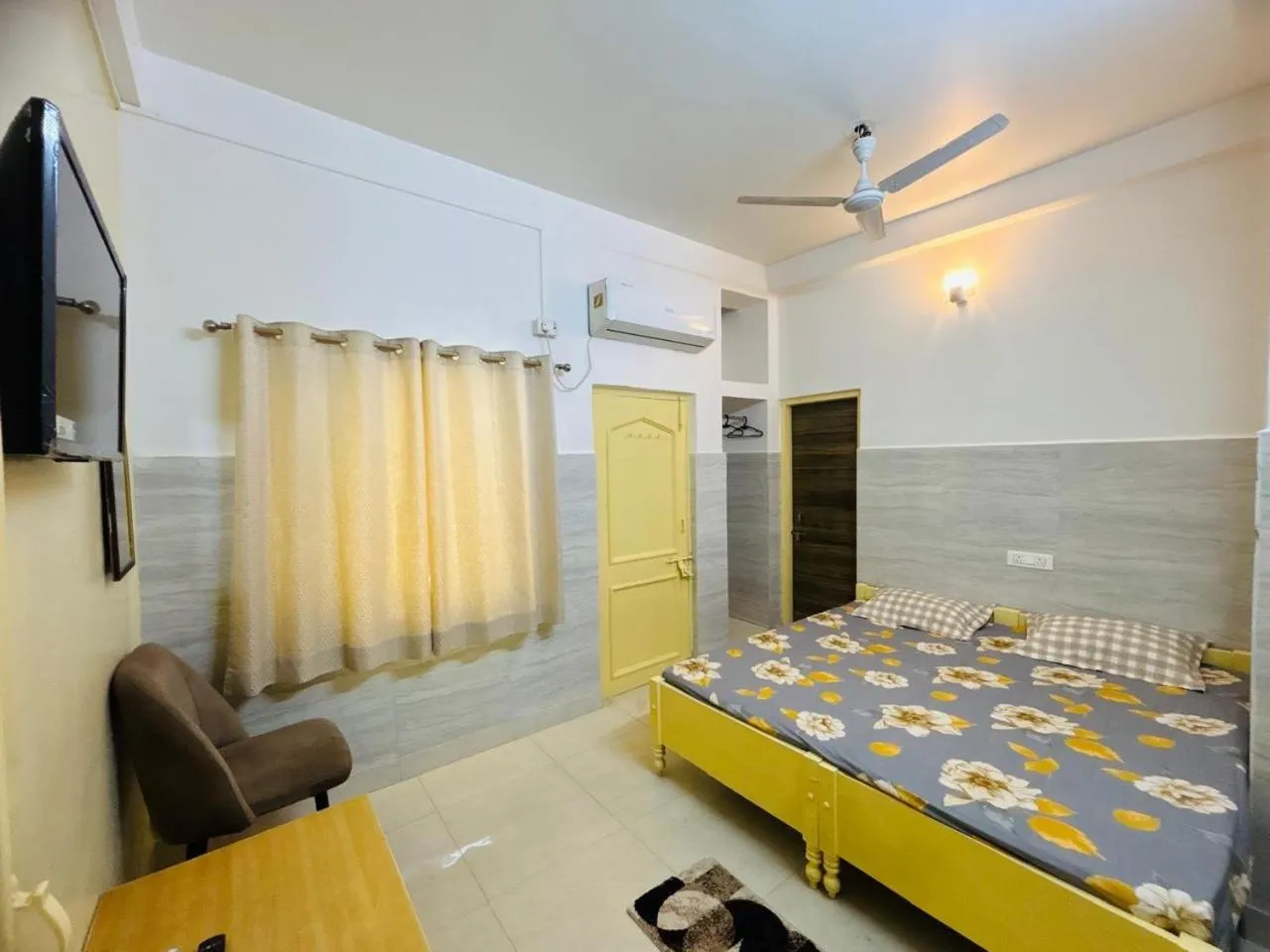 Photo of the whole room, Bed in Bimala Hotel