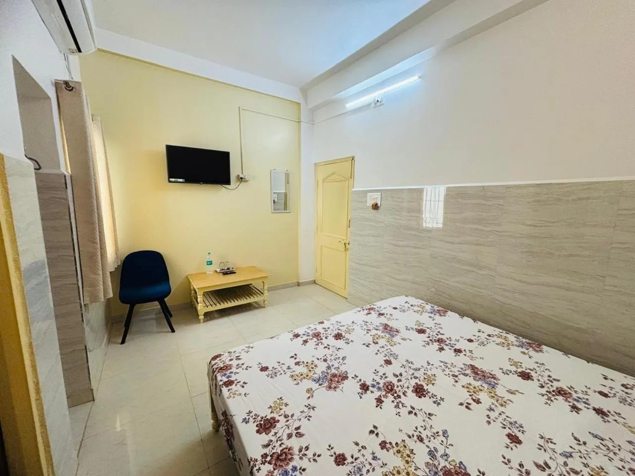 TV and multimedia, Bed in Bimala Hotel