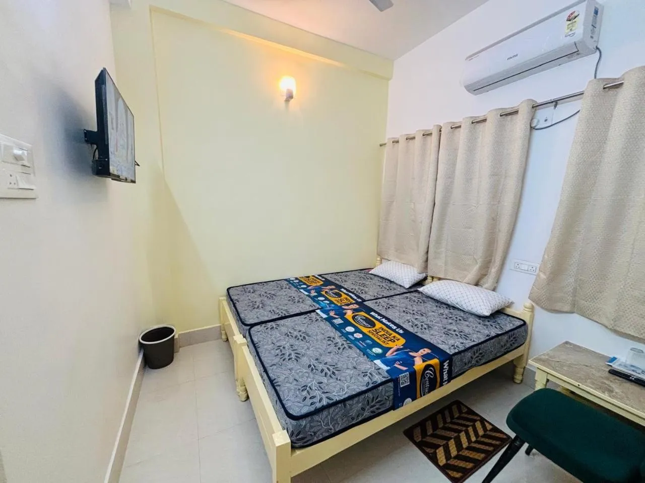 Communal lounge/ TV room, Bed in Bimala Hotel