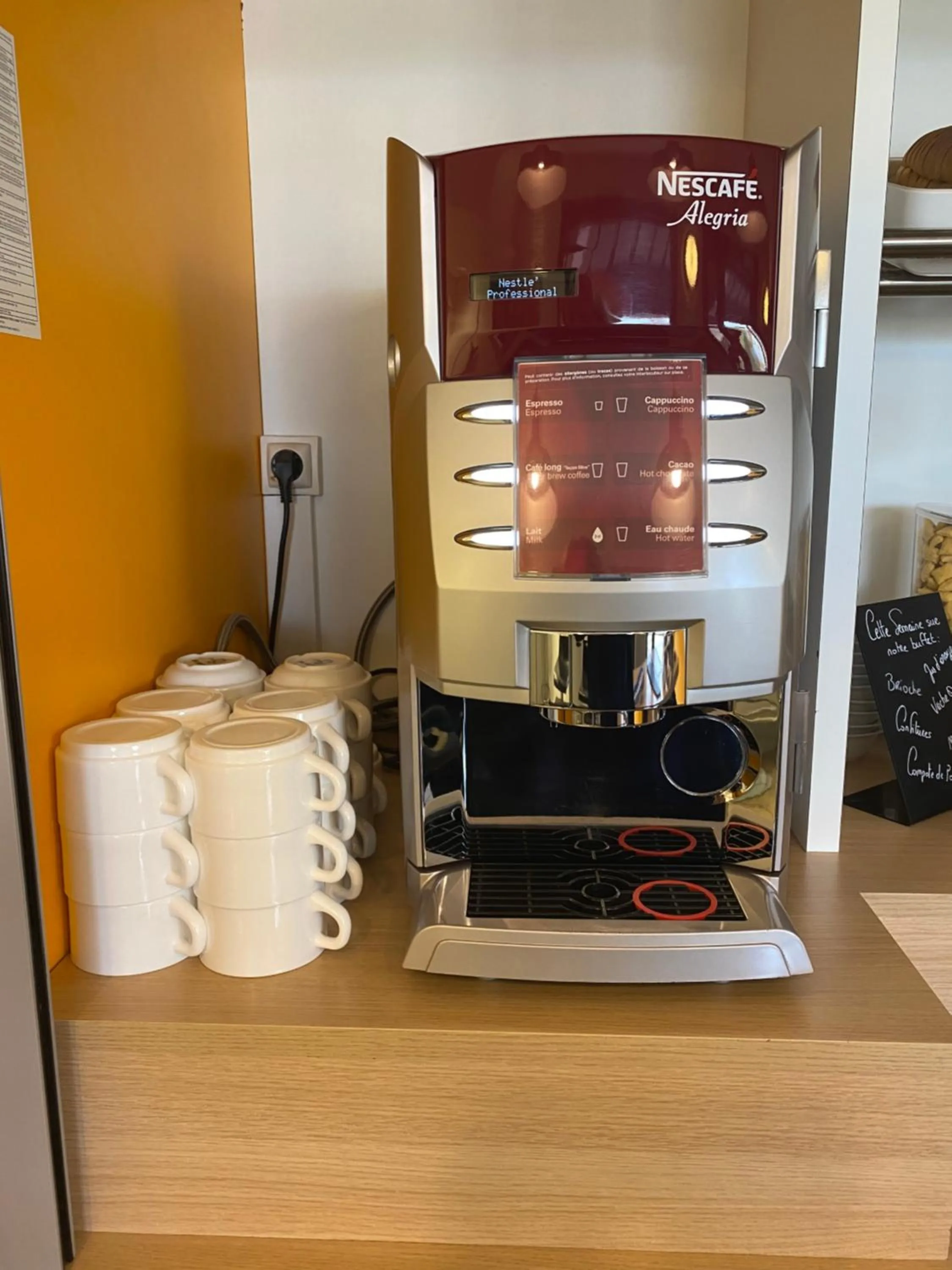 Coffee/tea facilities in Hôtel F1 Verdun