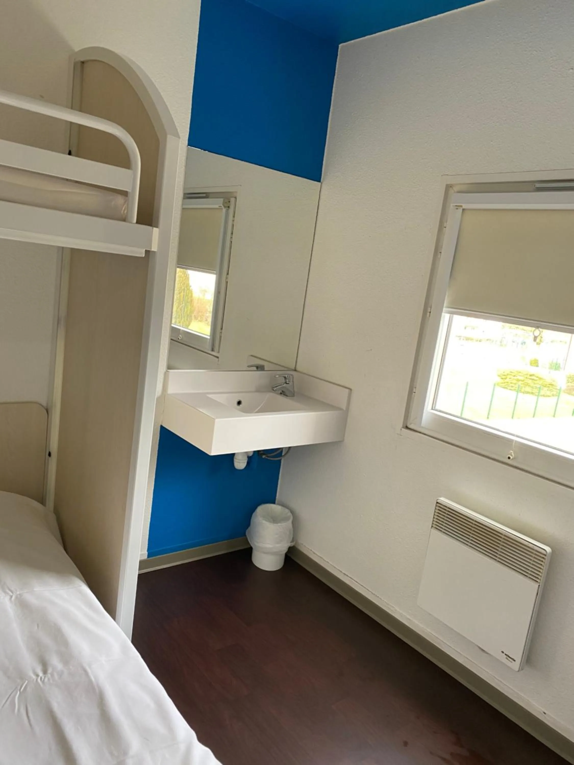 Bathroom in Hôtel F1 Verdun