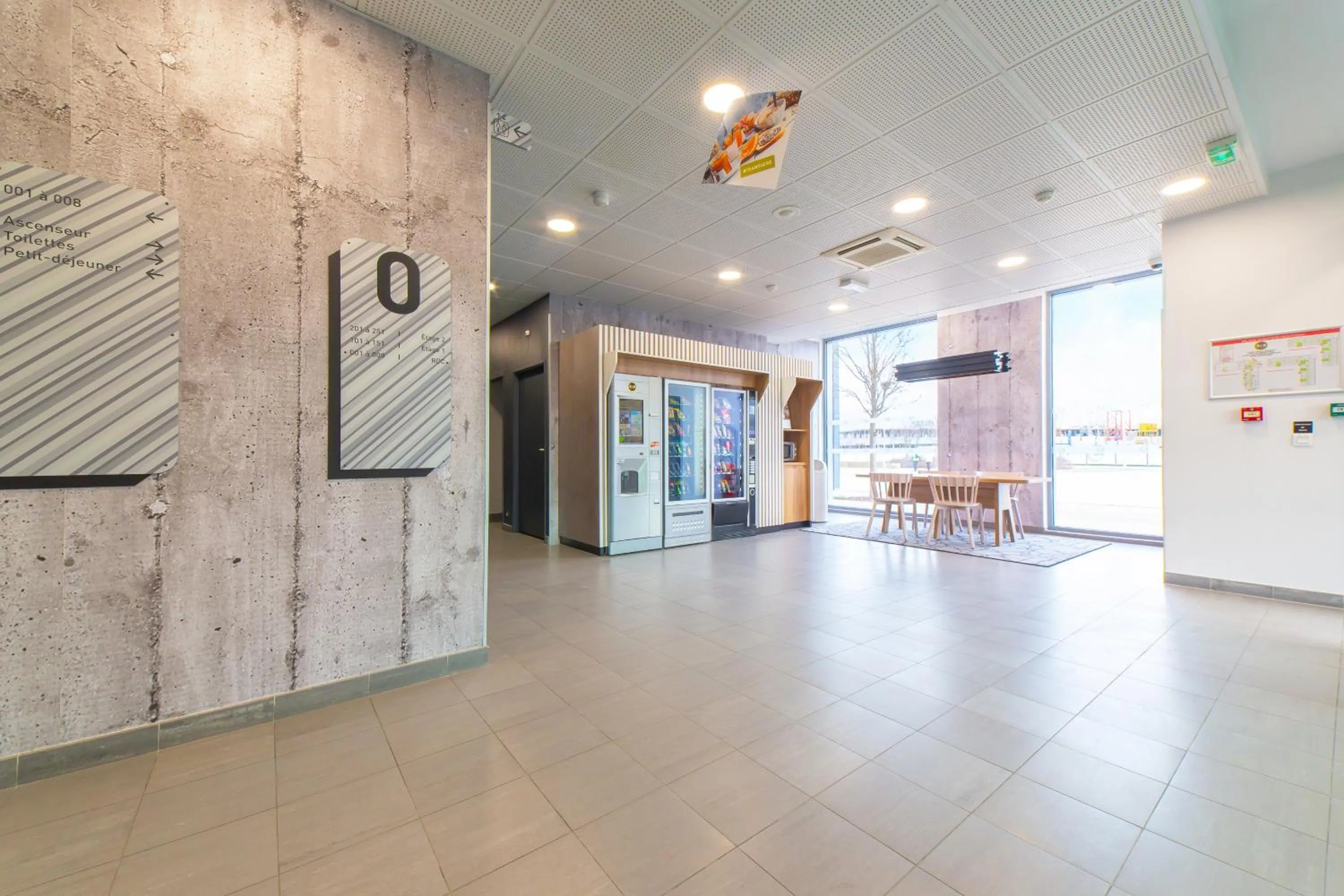 Lobby or reception in B&B HOTEL Reims Bezannes