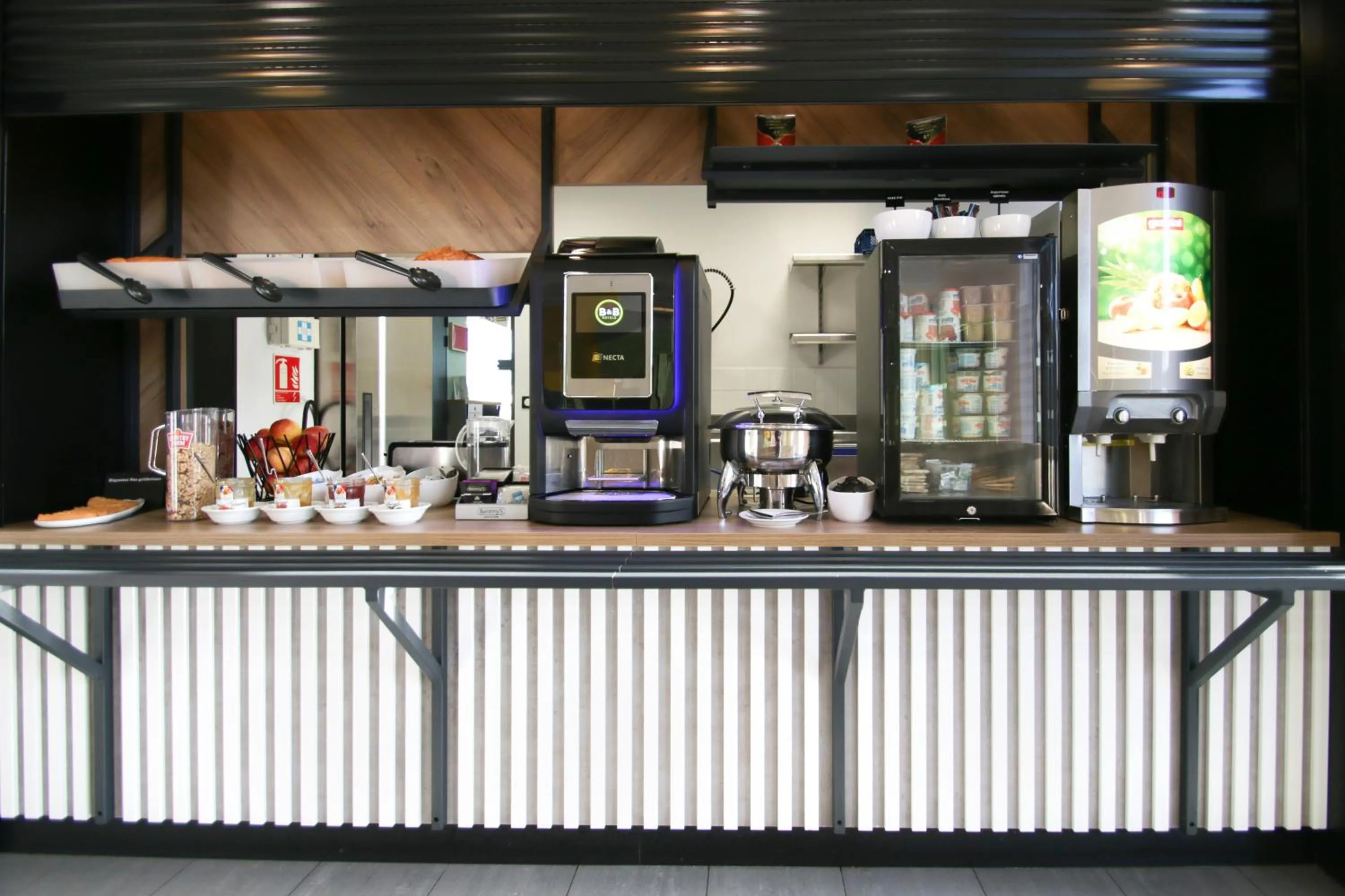 Buffet breakfast in B&B HOTEL Reims Bezannes