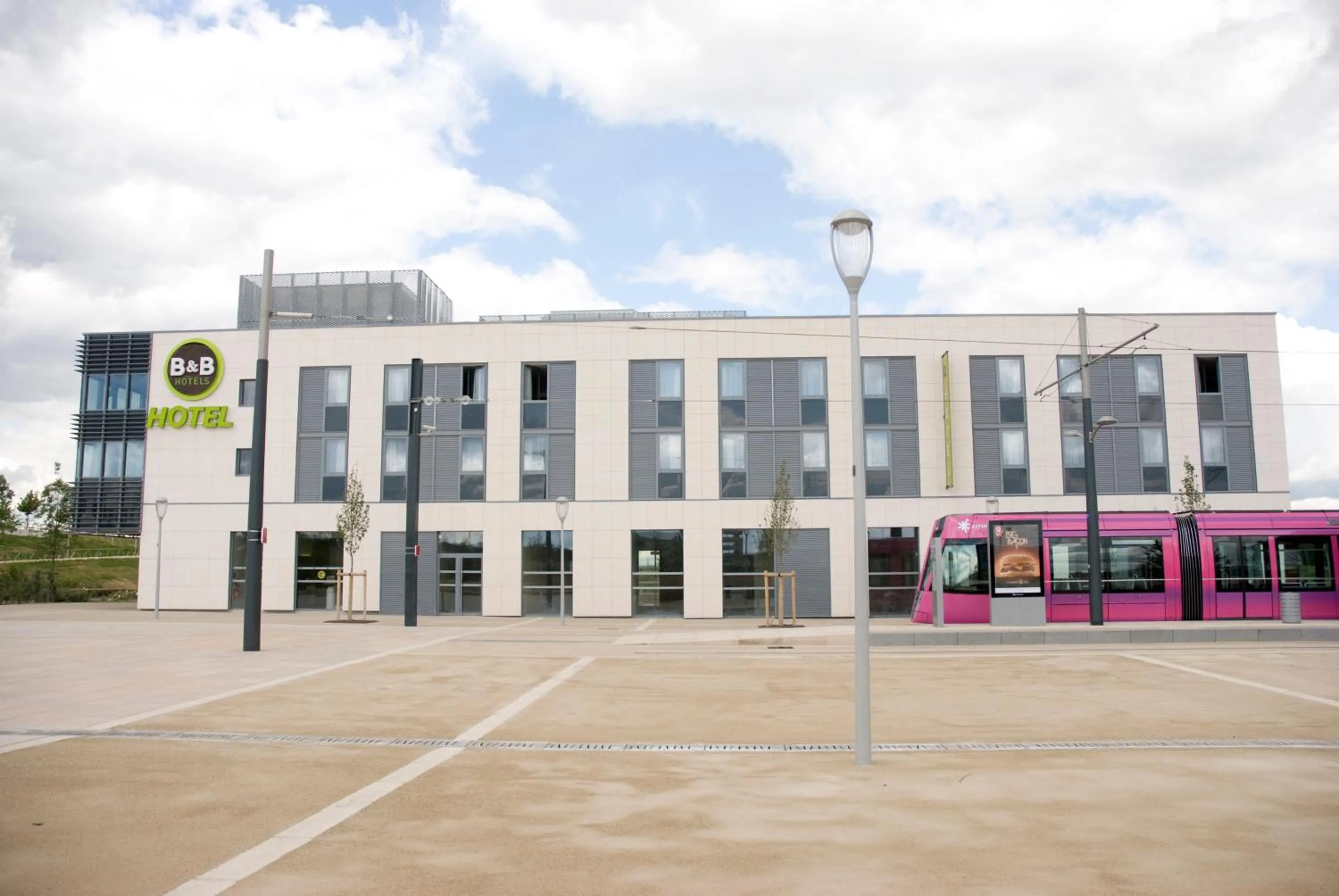 Facade/entrance in B&B HOTEL Reims Bezannes