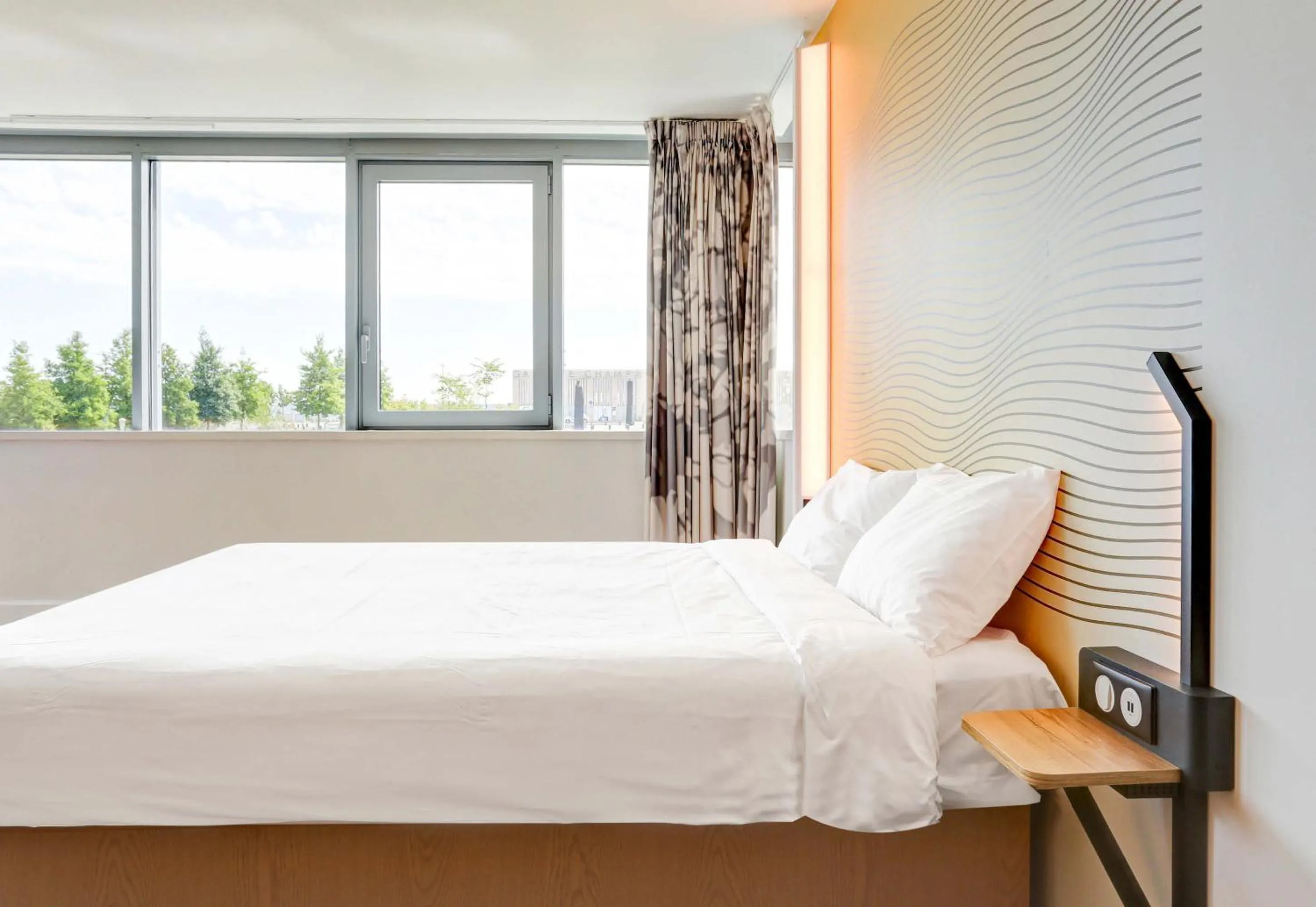 Bedroom, Bed in B&B HOTEL Reims Bezannes