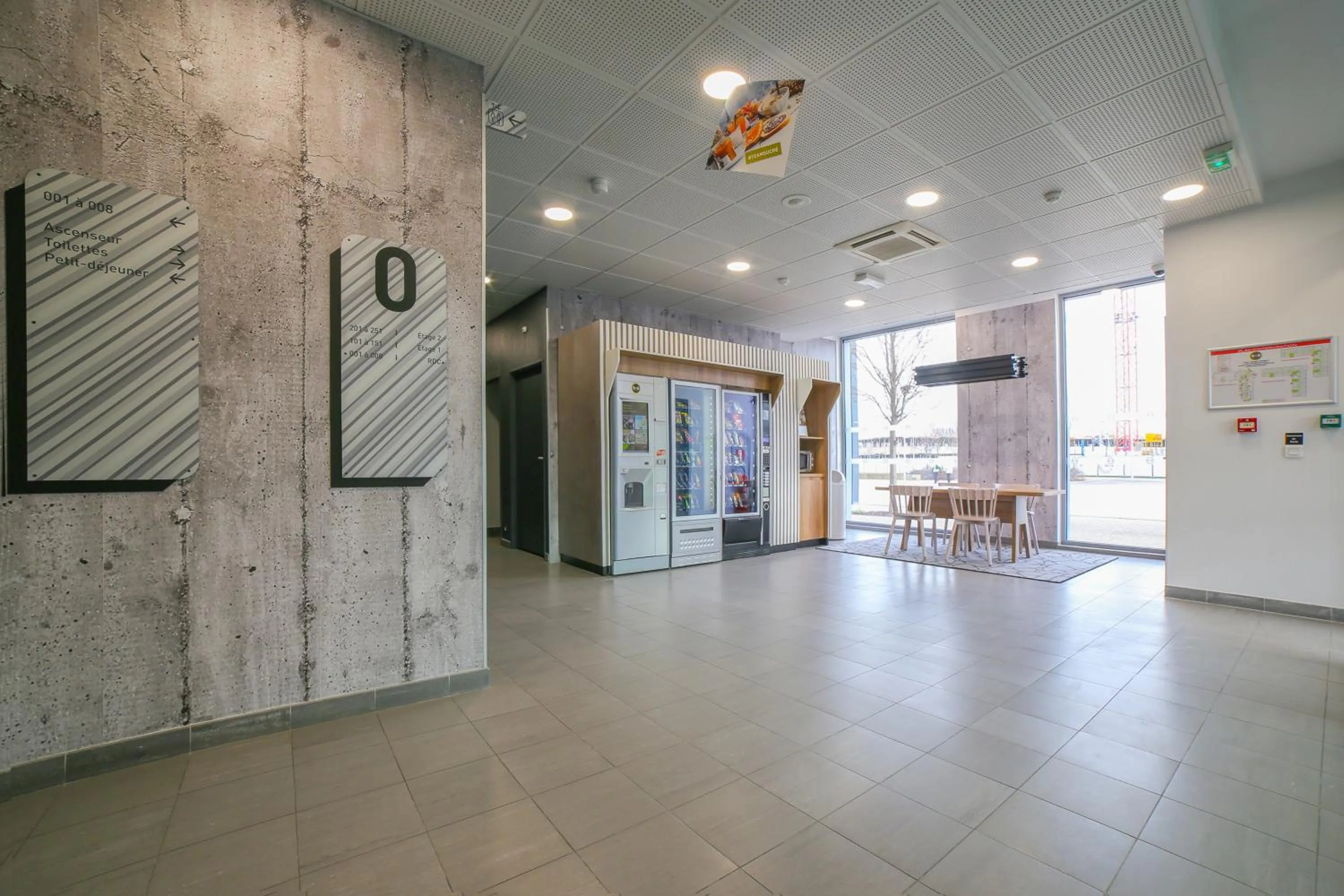 Lobby or reception in B&B HOTEL Reims Bezannes