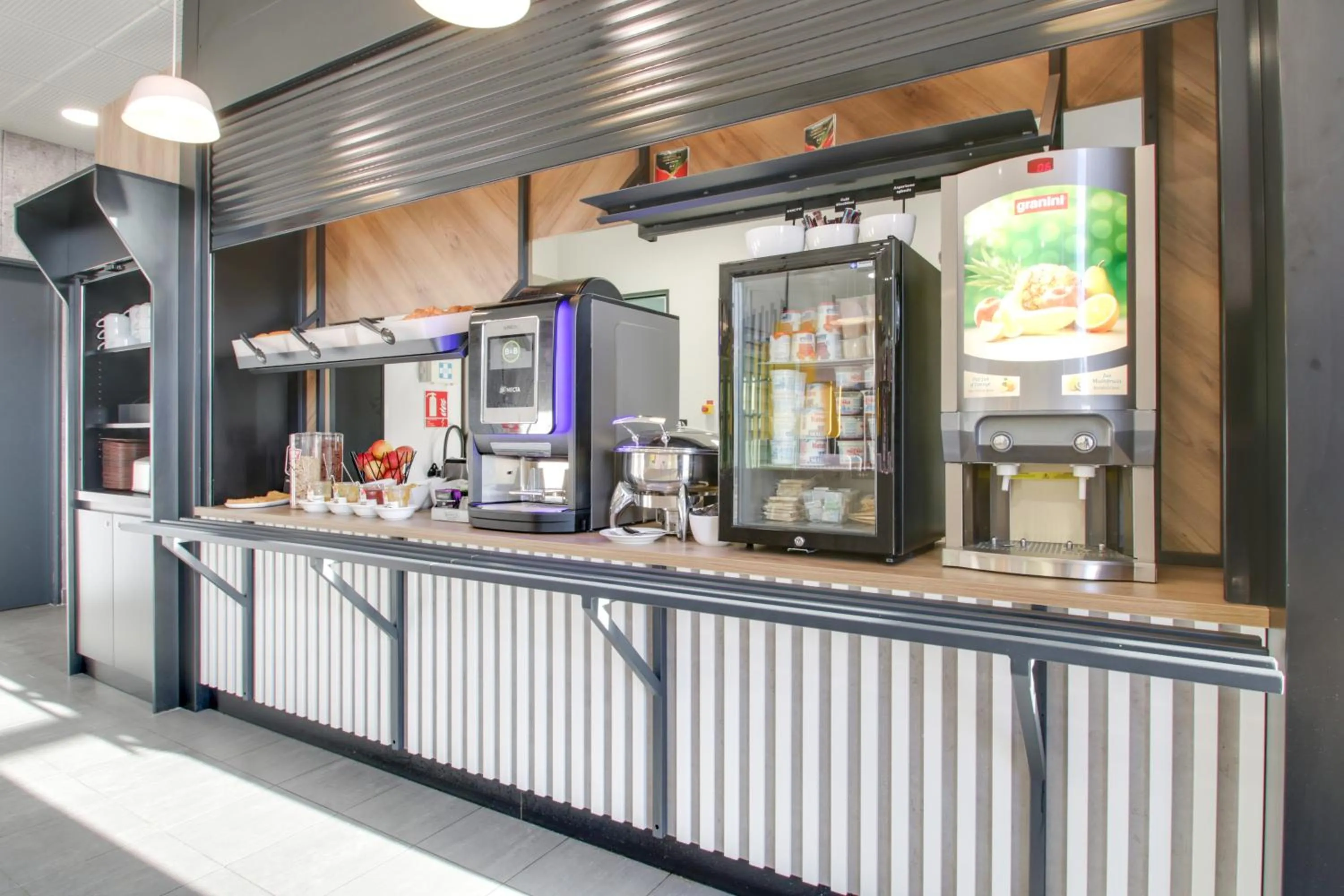 Buffet breakfast in B&B HOTEL Reims Bezannes