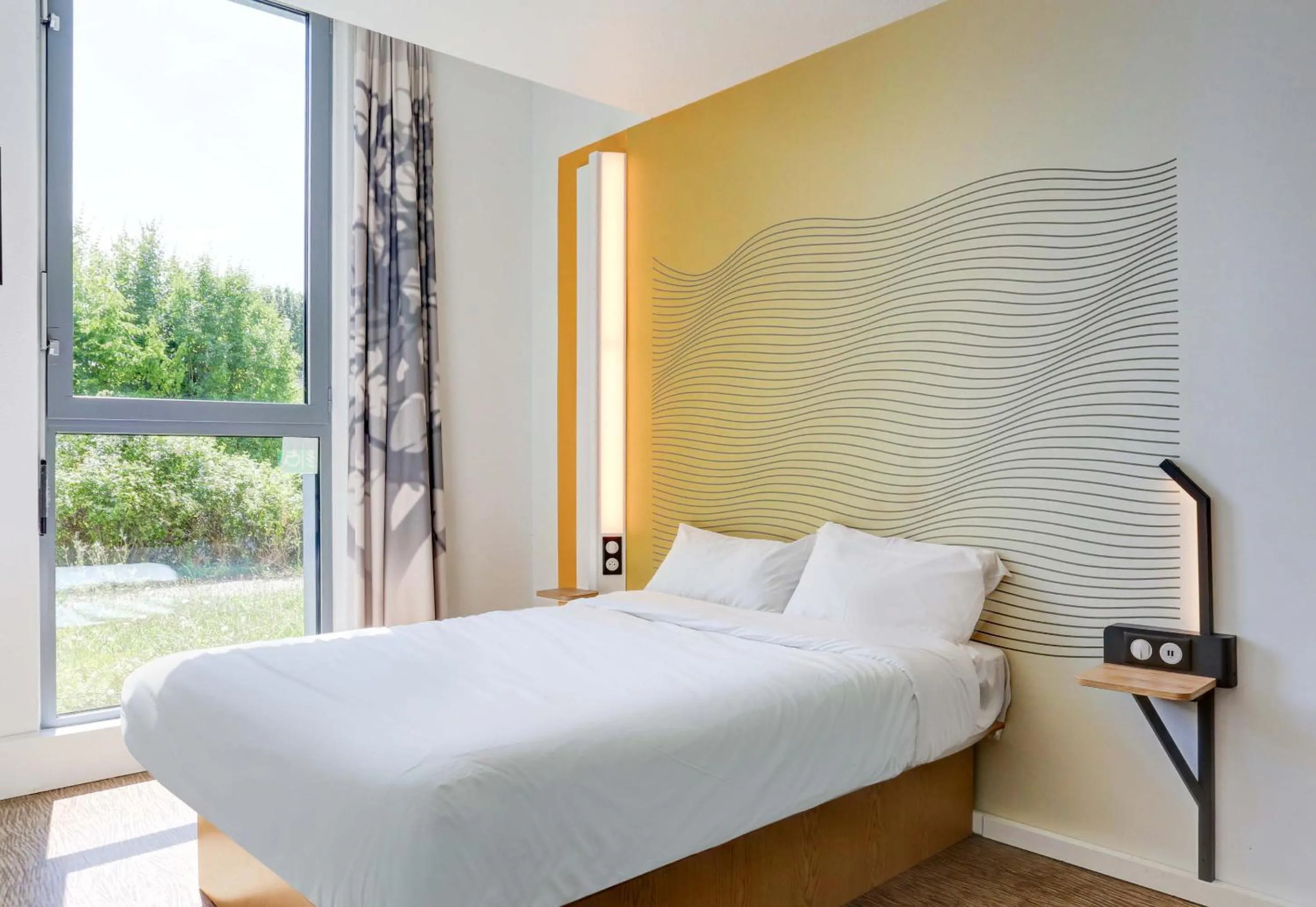 Bedroom, Bed in B&B HOTEL Reims Bezannes