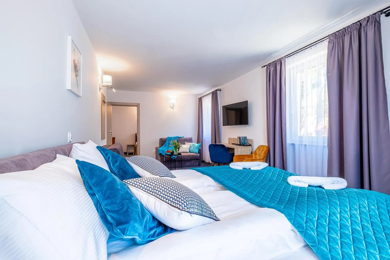 Communal lounge/ TV room, Bed in Nova Fala