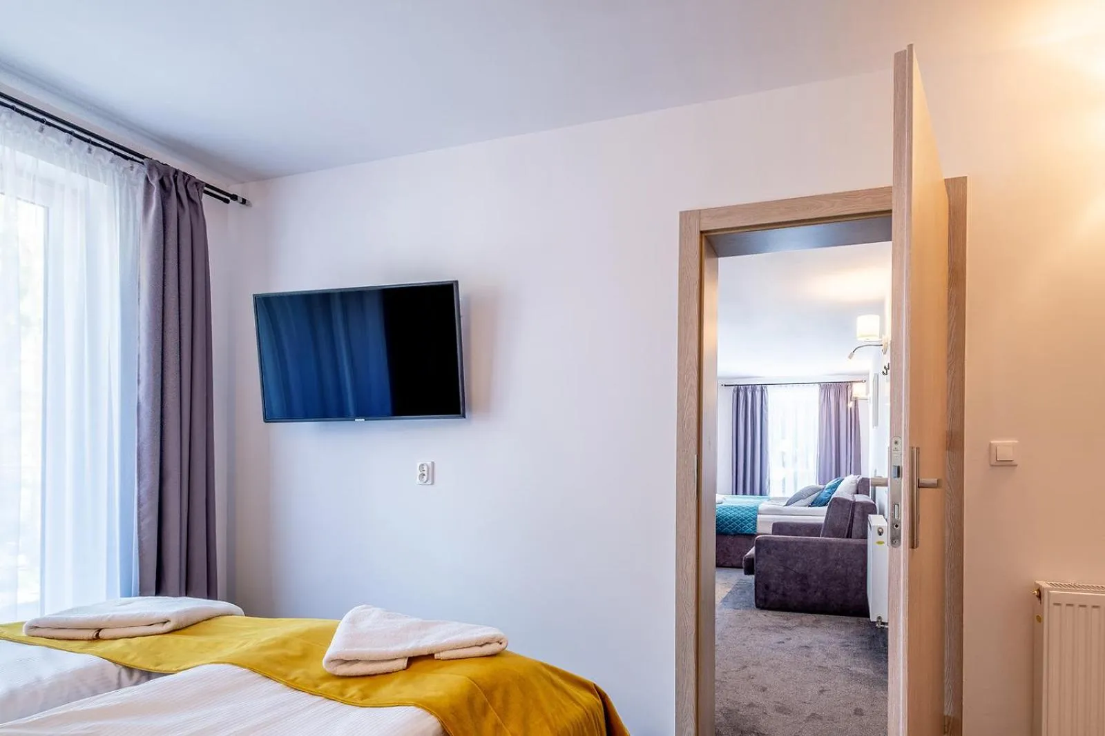 Communal lounge/ TV room, Bed in Nova Fala